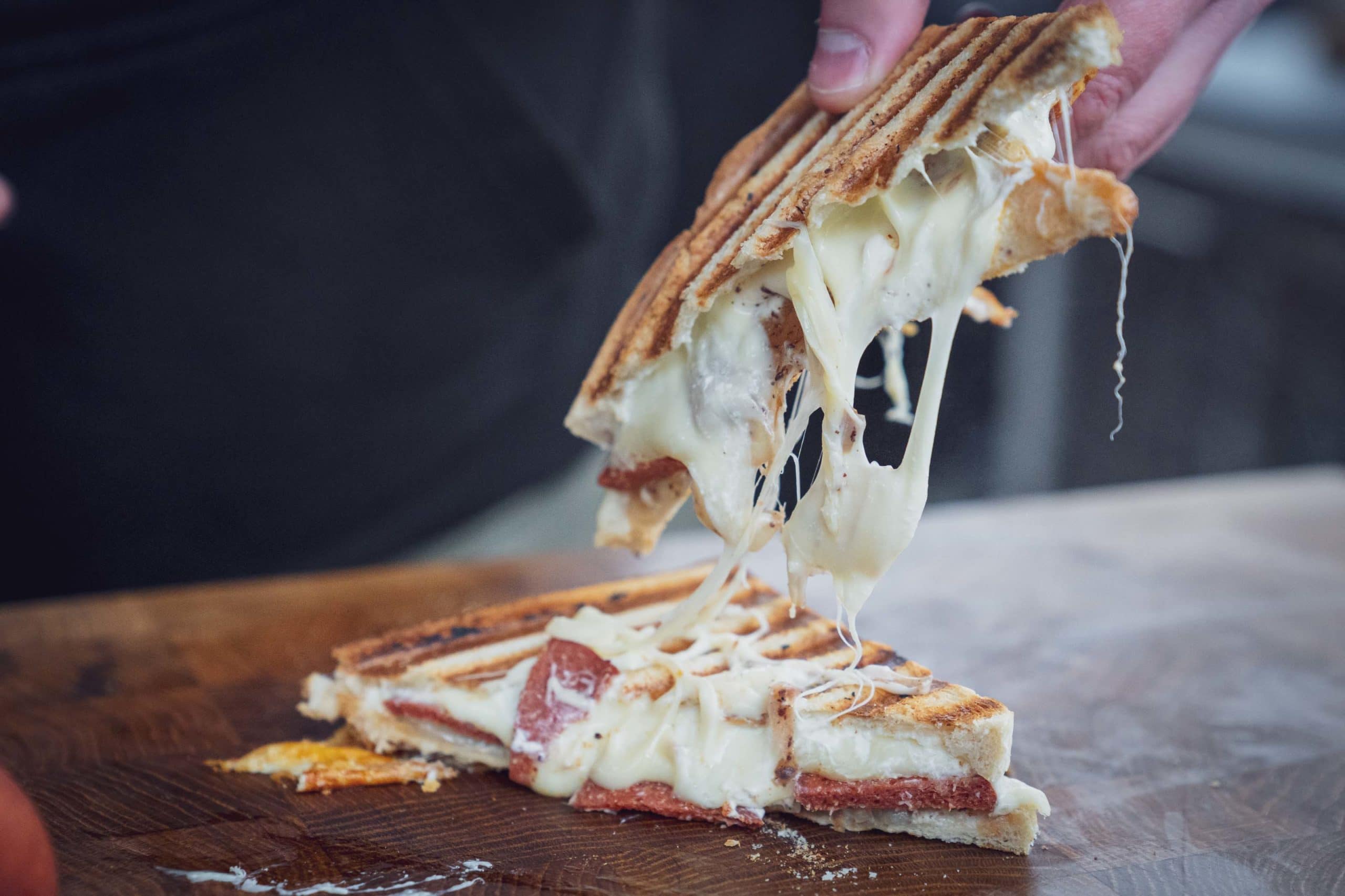 Sucuk Sandwich zieht Käsefäden