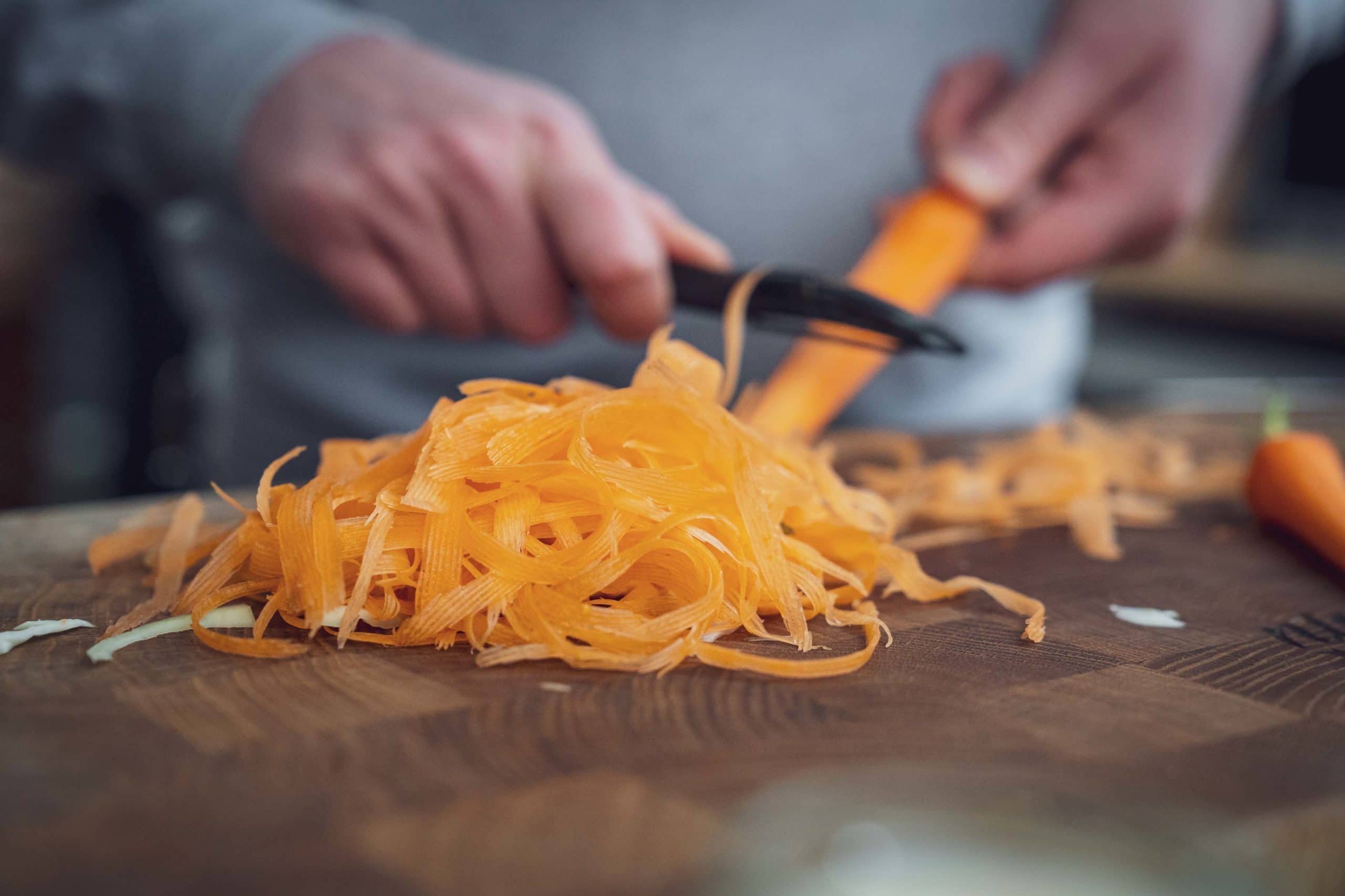 Mohrrüben für den Cole Slaw schneiden