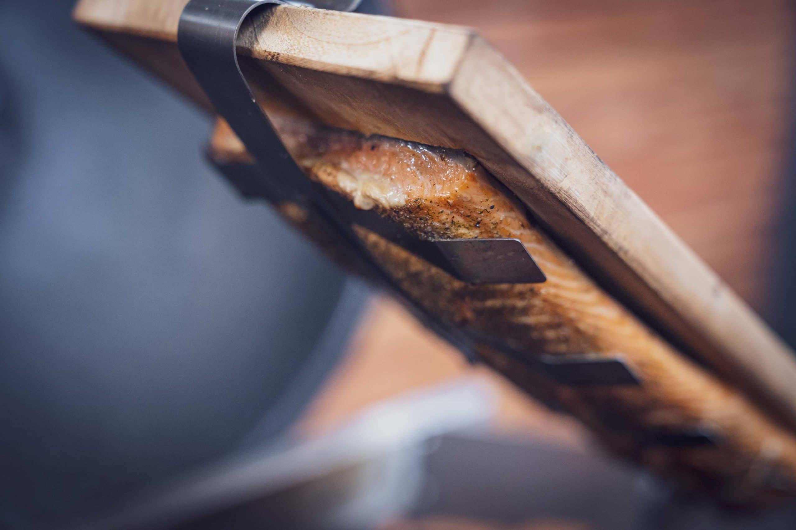 Es sollte stabil am Grill halten