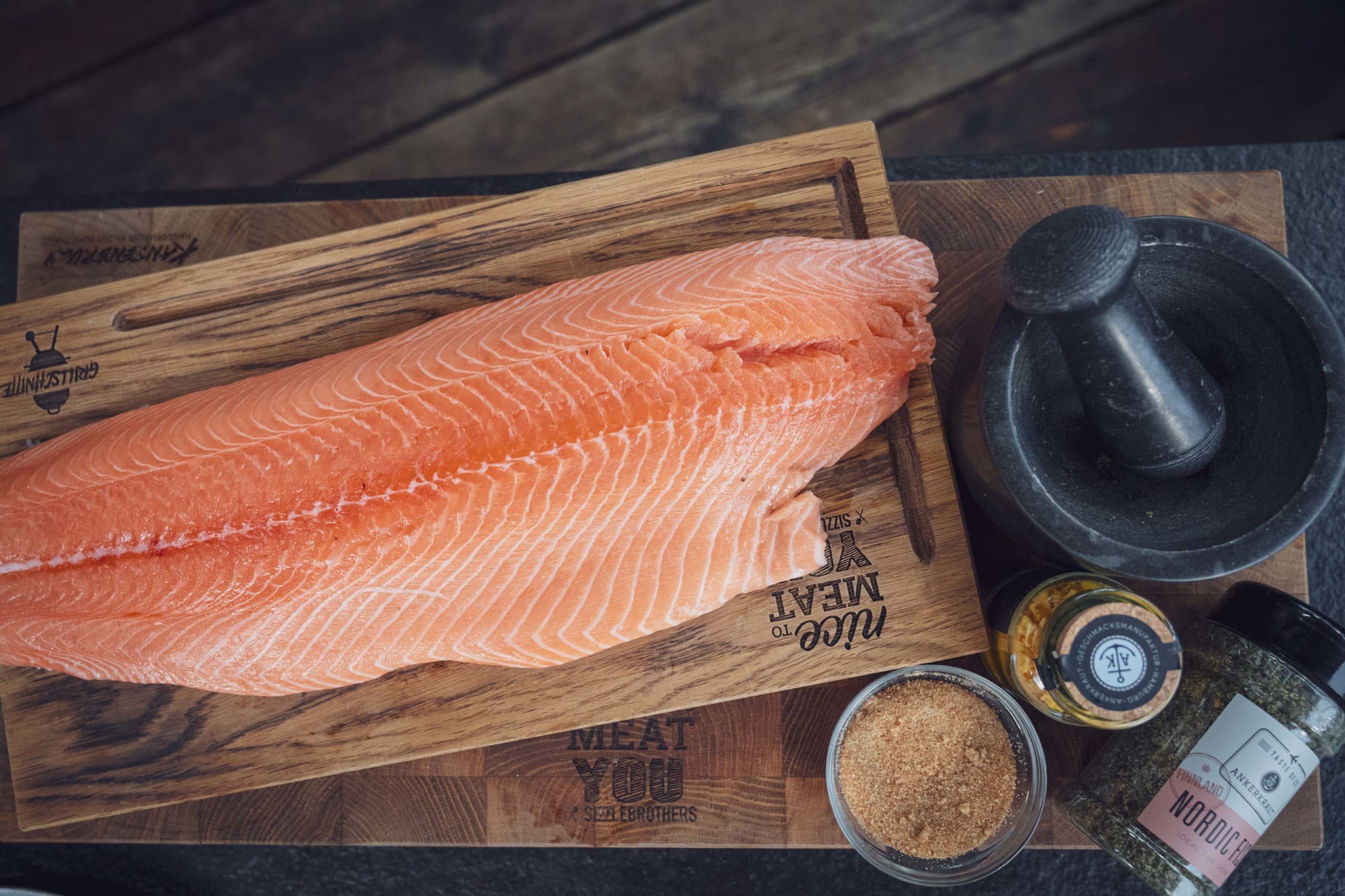 Frischer Lachs auf einem Holzbrett
