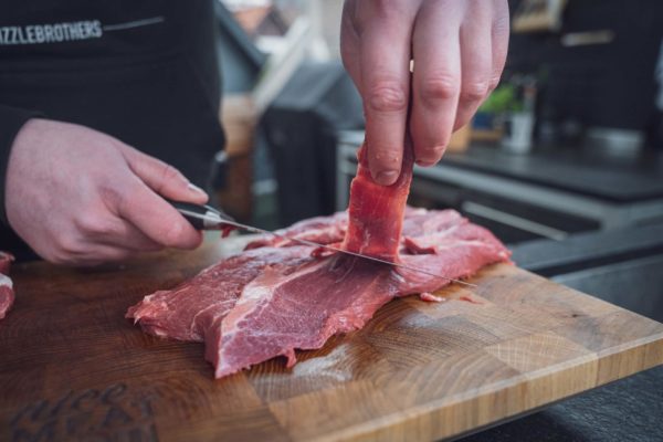 Sehnen und Knochenhaut müssen vom Fleisch pariert werden
