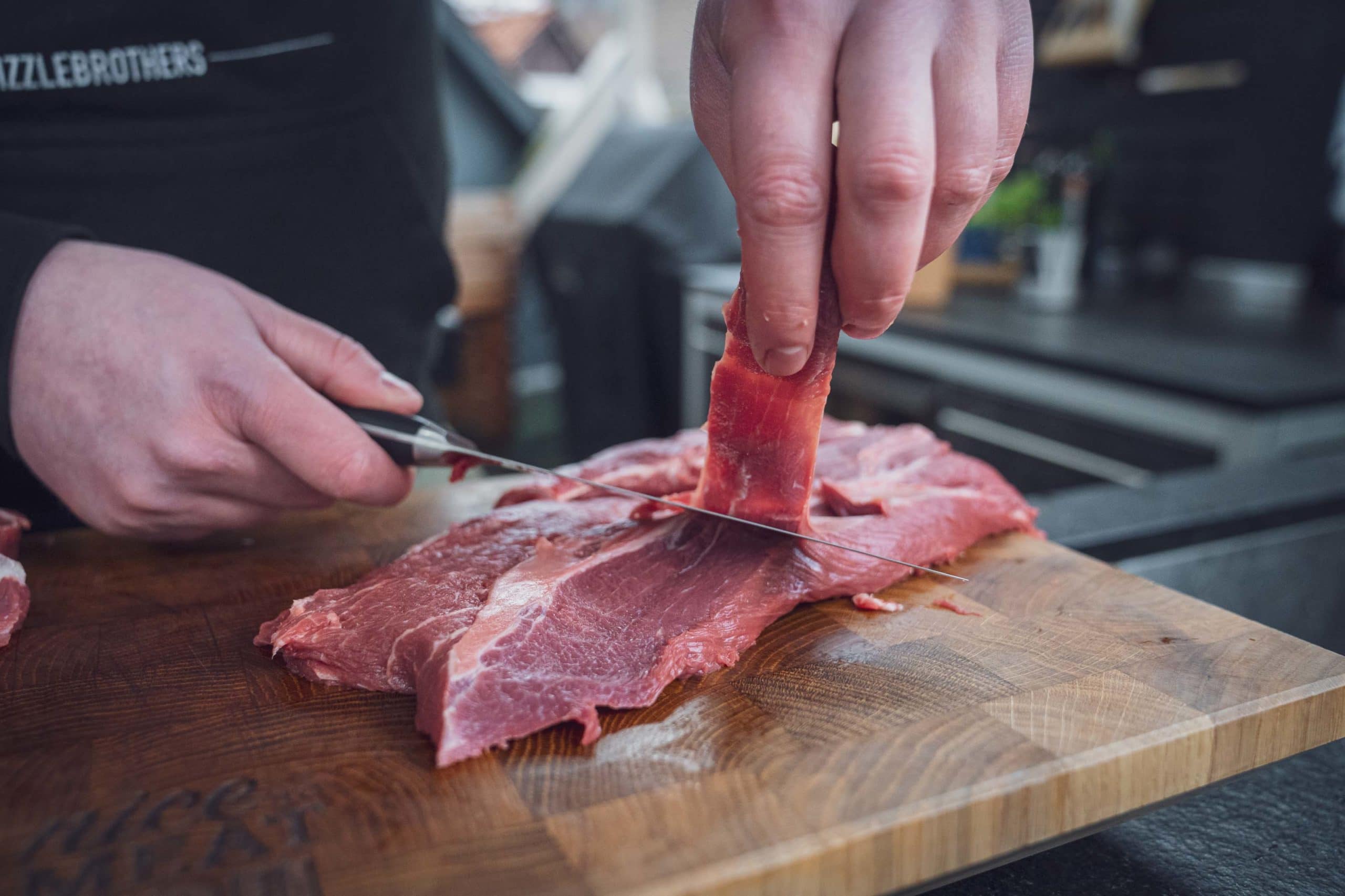 Sehnen und Knochenhaut müssen vom Fleisch pariert werden