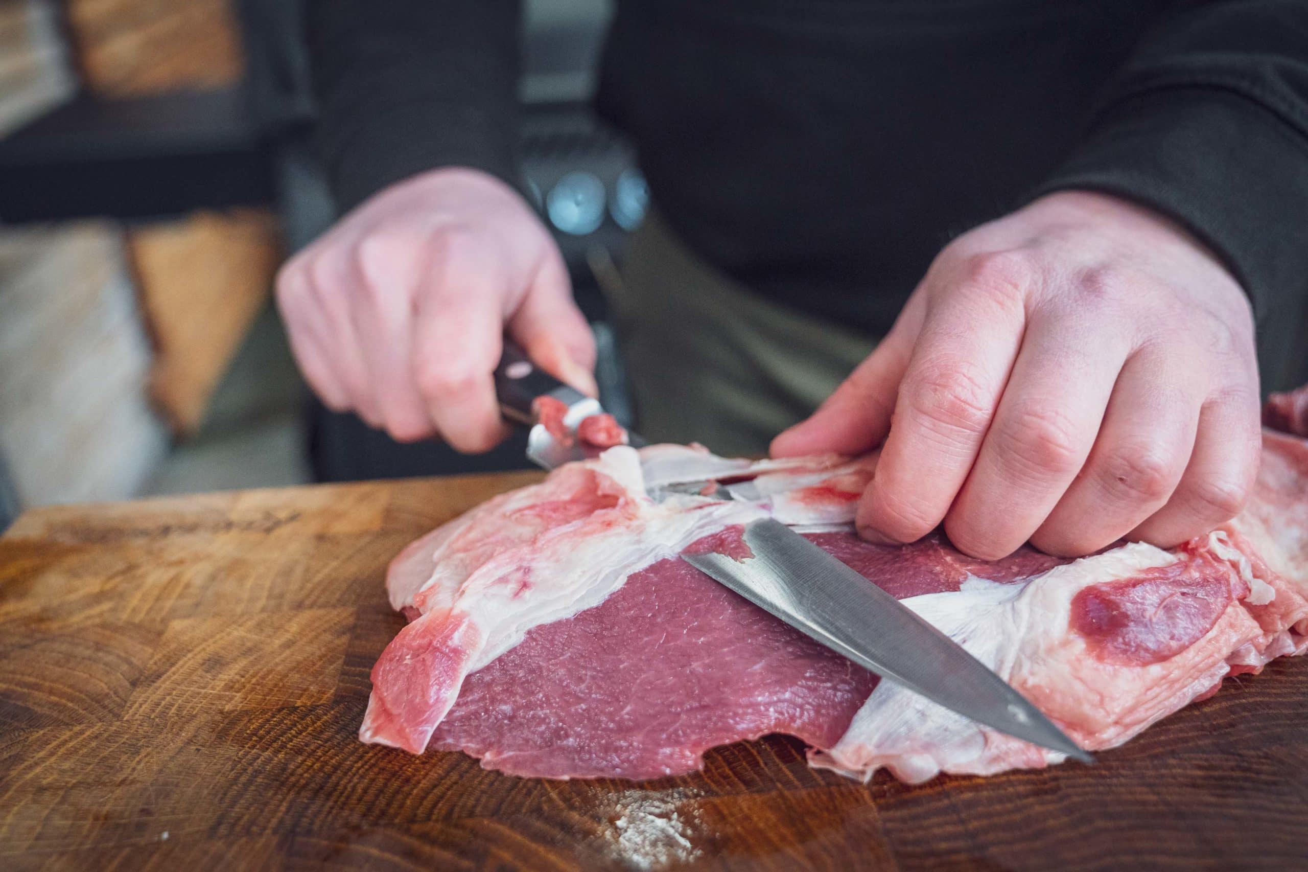 Flatiron wird mit dem Filetiermesser bearbeitet