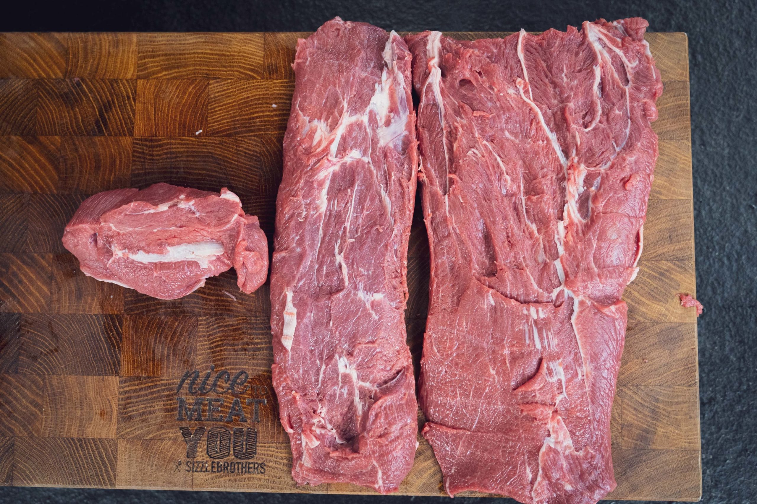 2 Flat Iron Steaks aus dem Mittelbug geschnitten