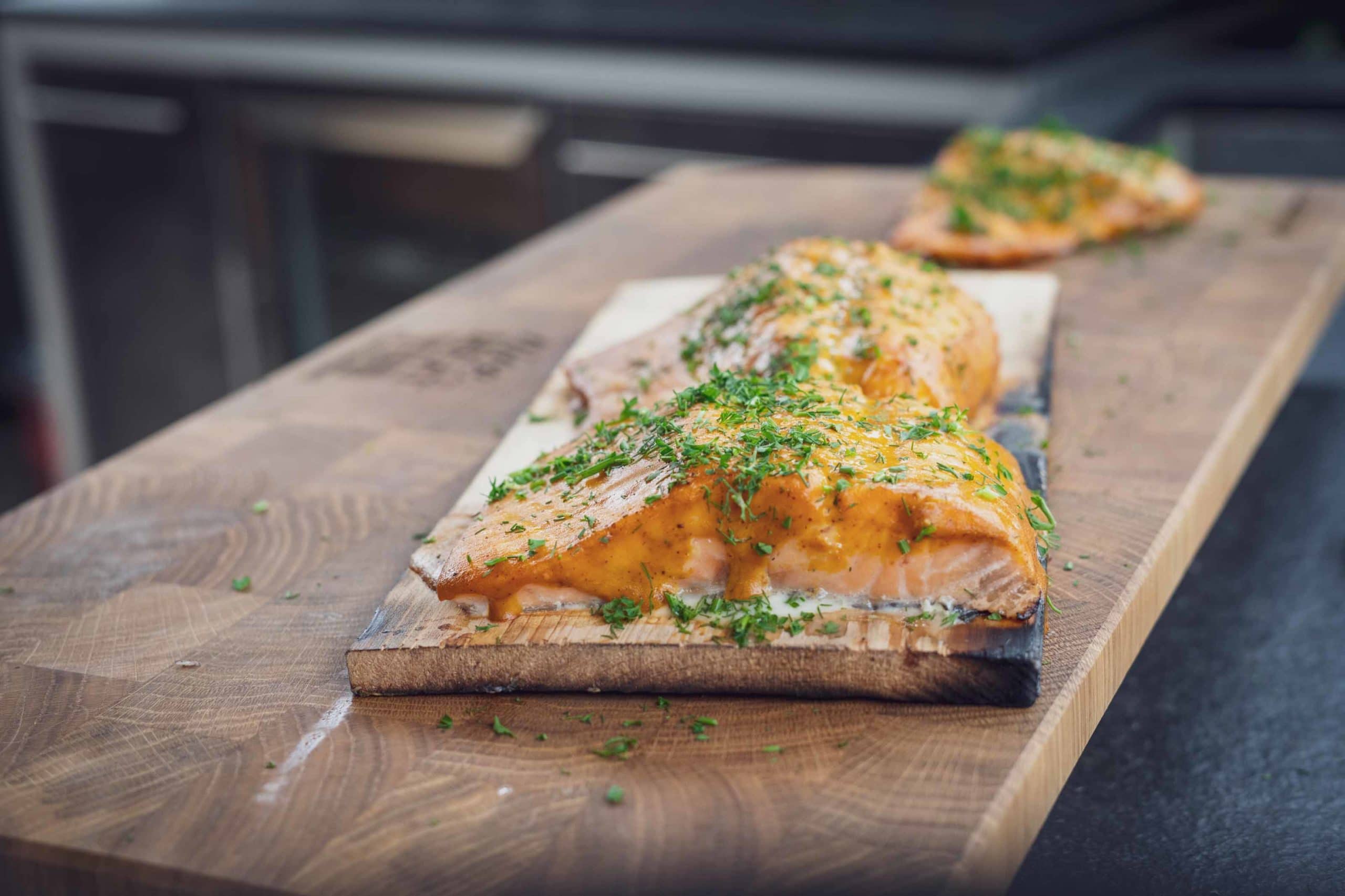 Fertiger Lachs mit einer Honig-Senf Glasur