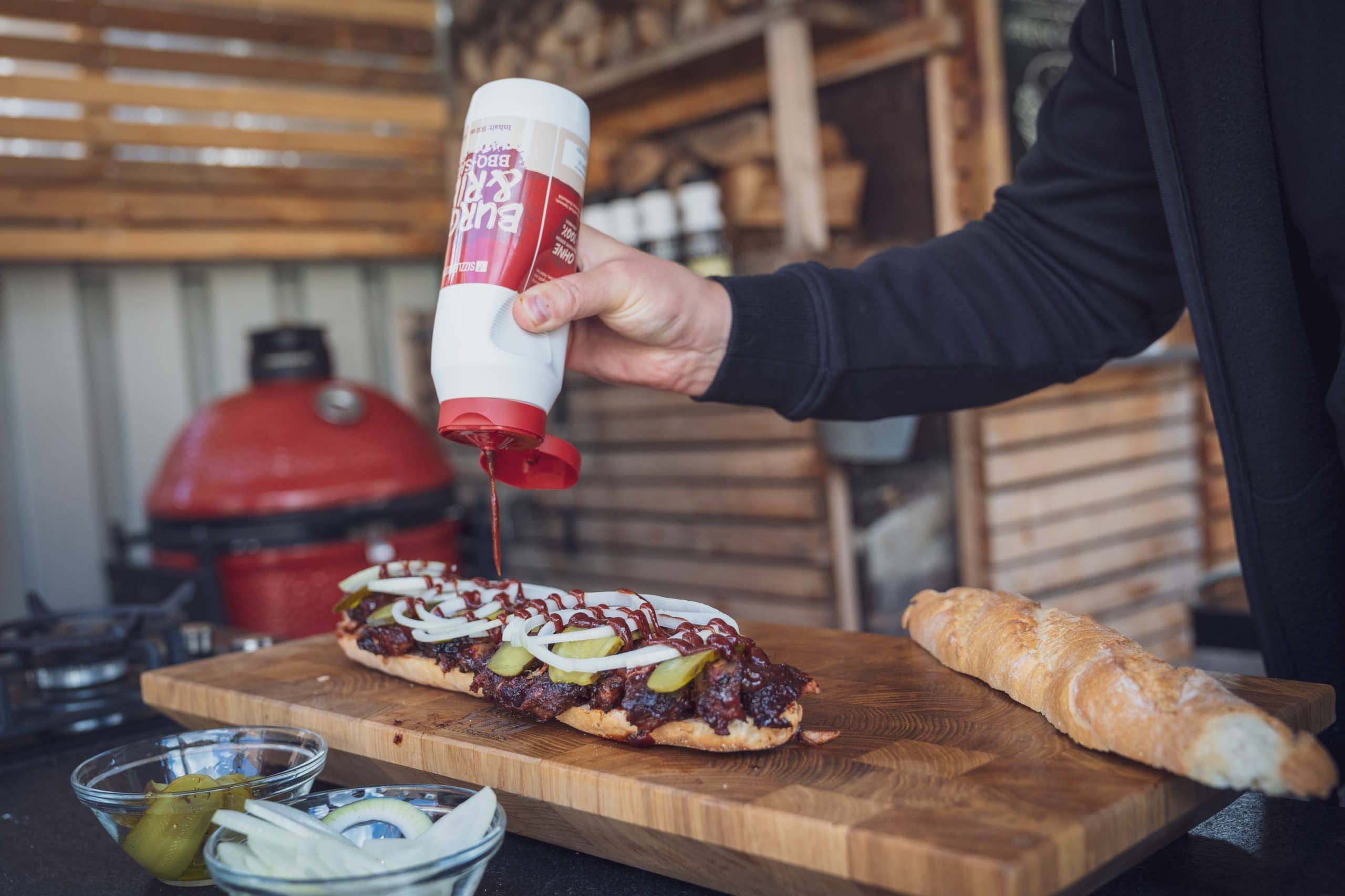 BBQ-Sauce kommt über ein McRib-Sandwich