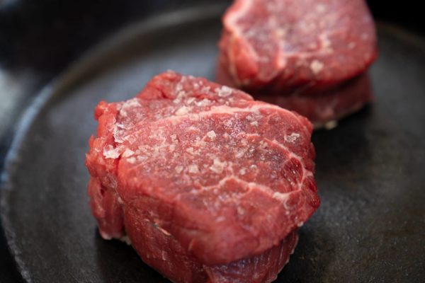 Das Rinderfiletsteak zuerst scharf anbraten