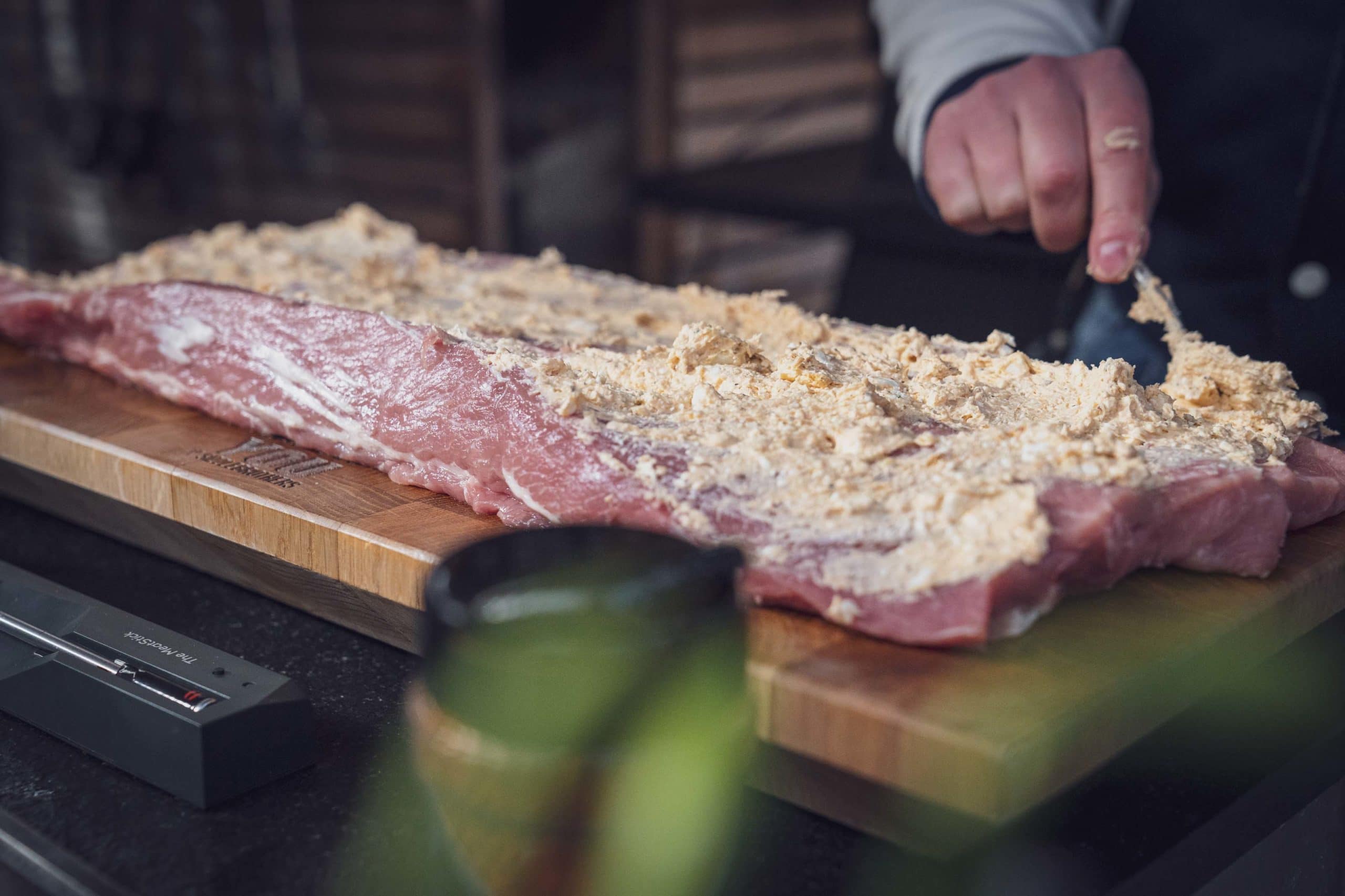 Das aufgeschnittene Fleisch mit der Fetacrème bestreichen