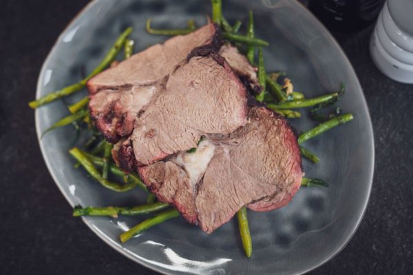 Tellerbild des leckeren Lammbratens vom Grill
