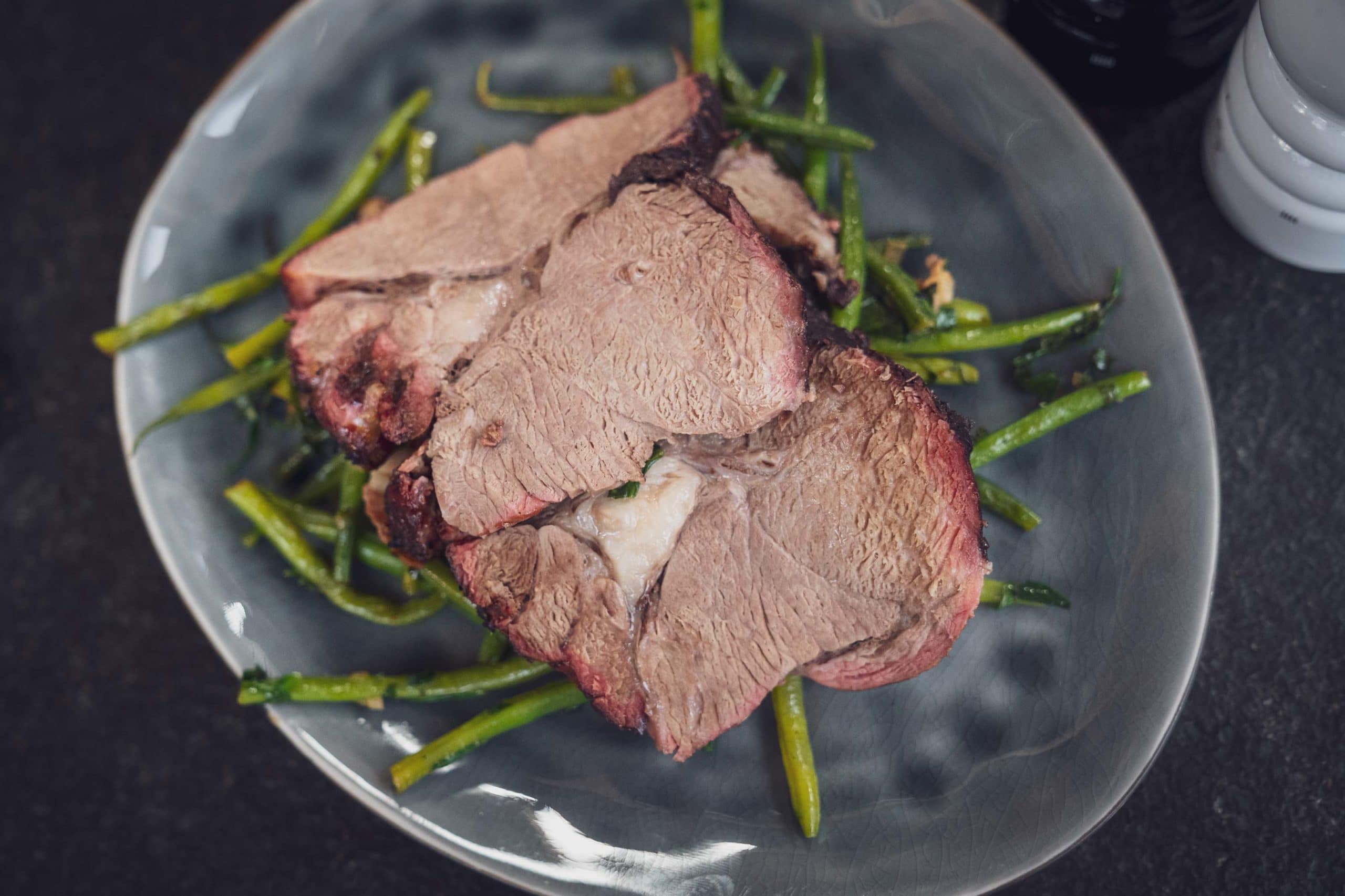 Tellerbild des leckeren Lammbratens vom Grill