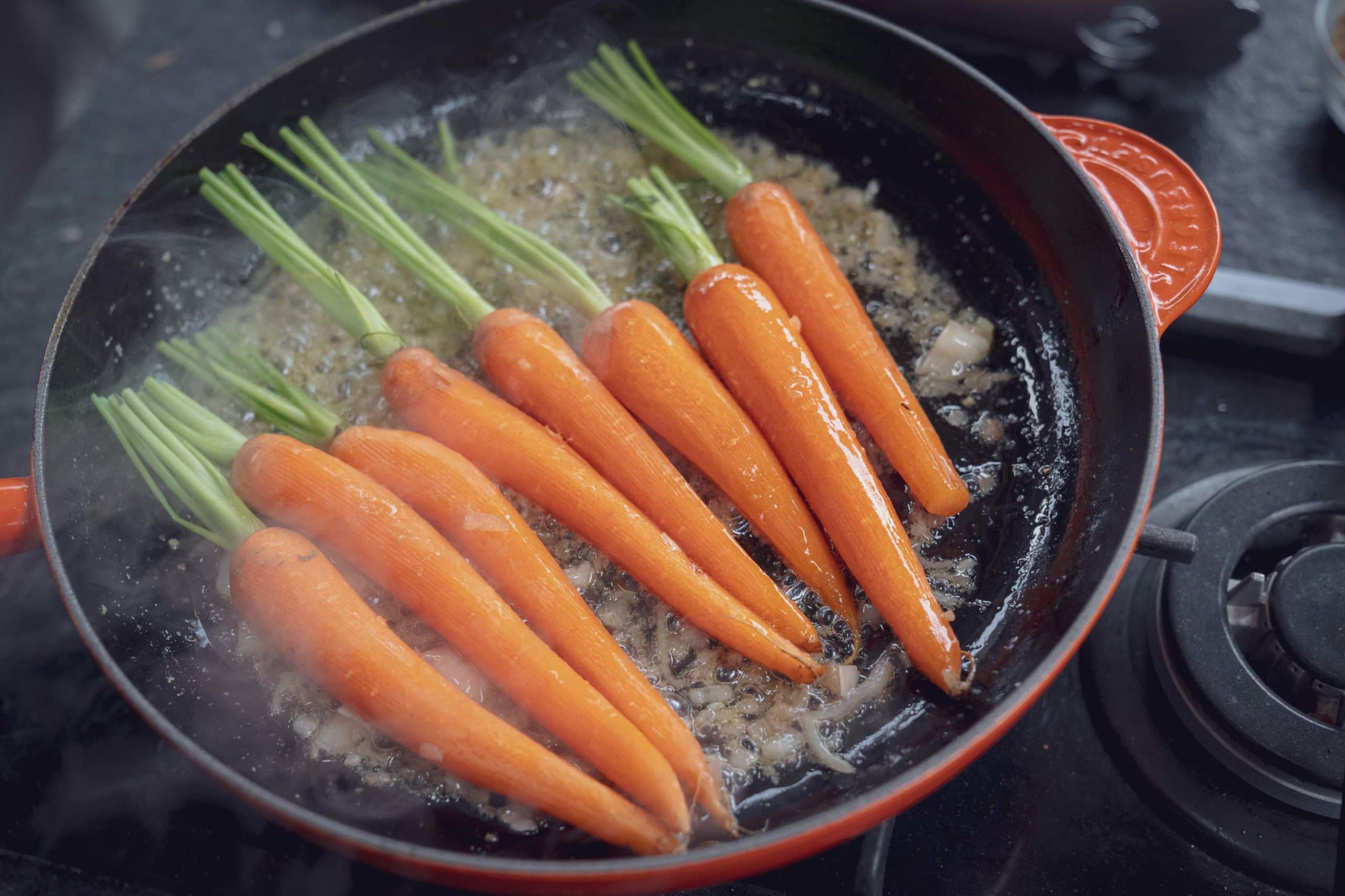 Die Möhren dazugeben und ca. 10 Minuten braten