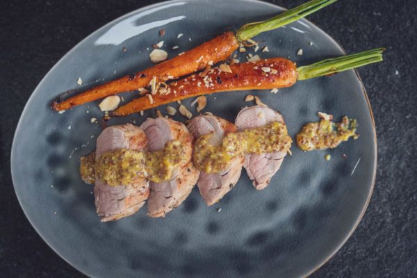 Schweinefilet vom Grill angerichtet auf dem Teller