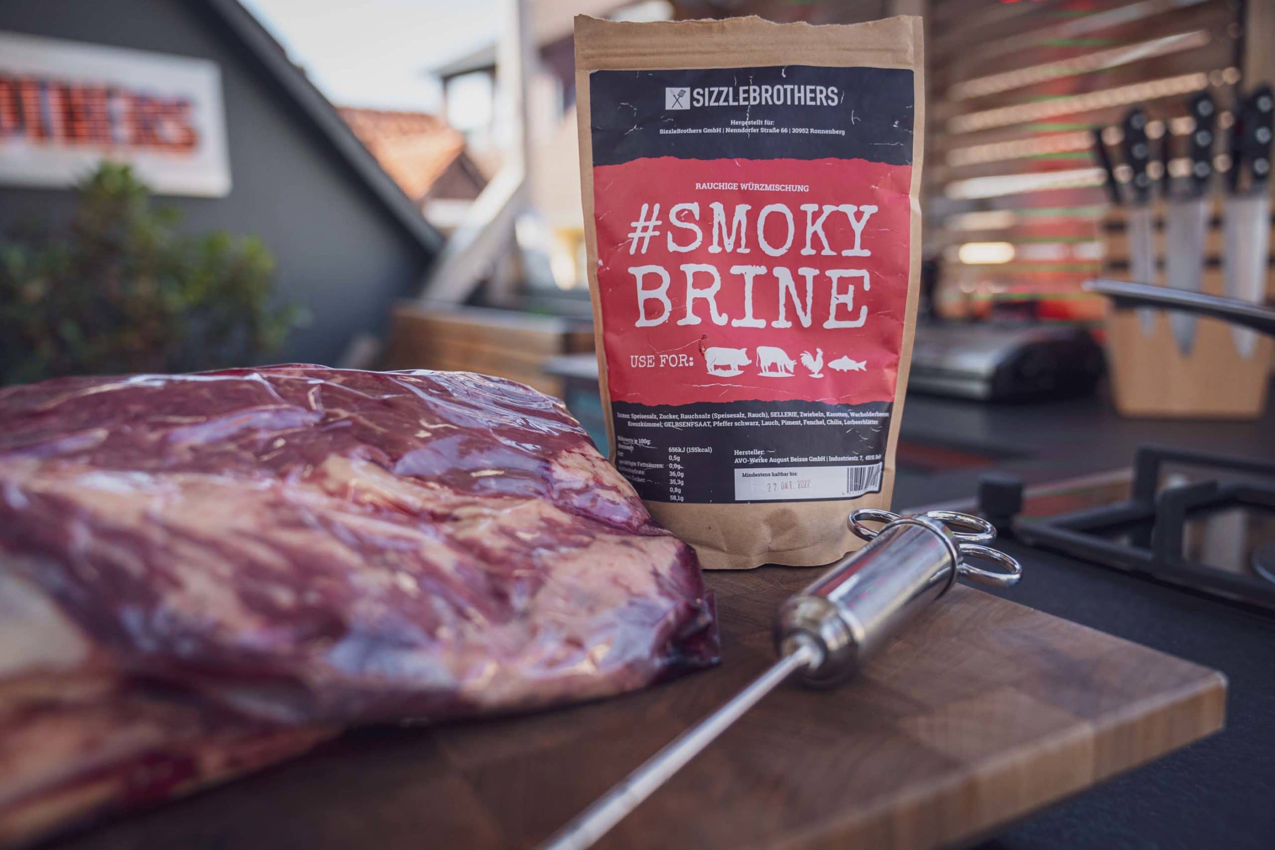 Die Marinierspritze für das Beef Brisket liegt bereit