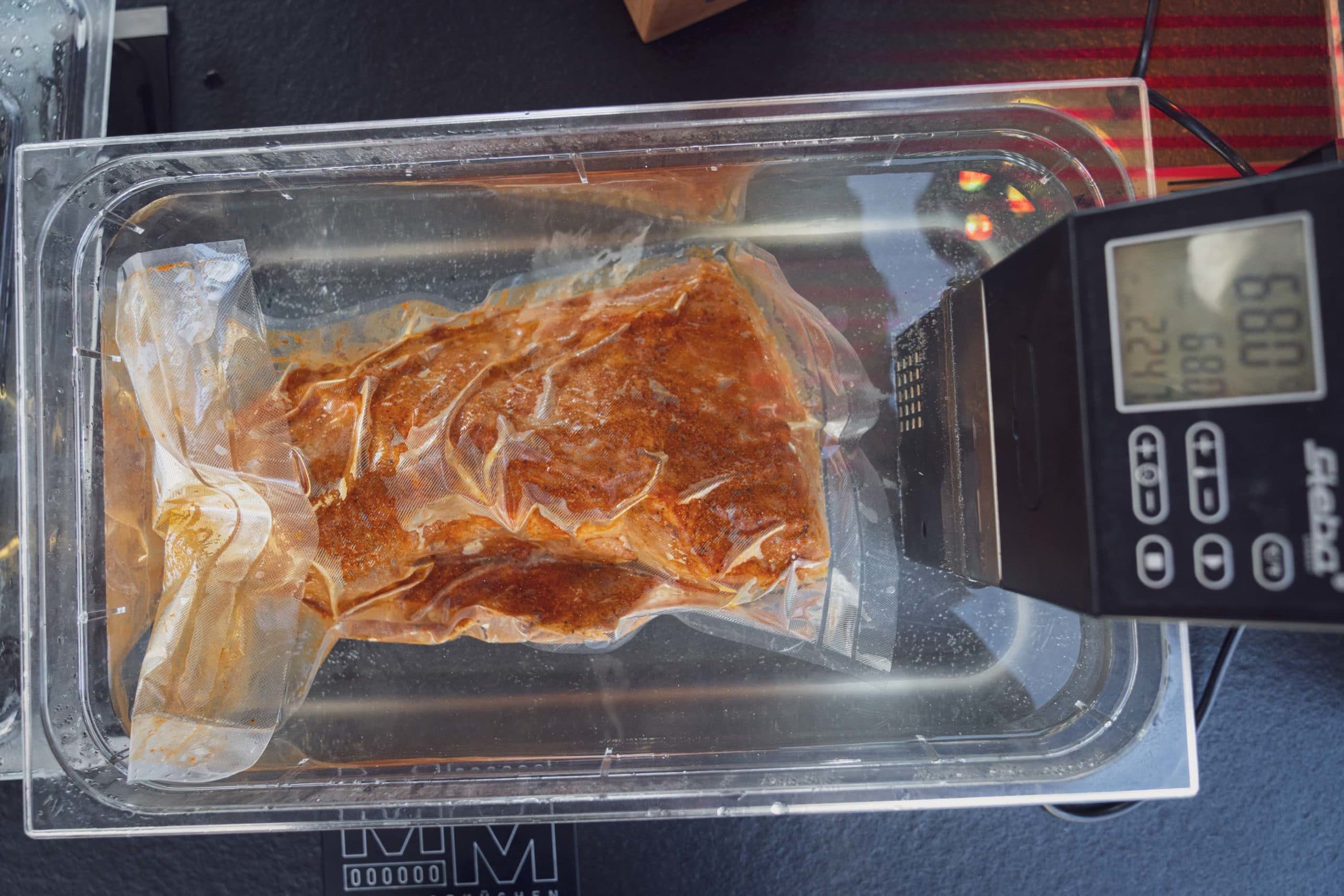 Für 36, besser 48 Stunden bei 68 °C im Wasserbad Sous Vide garen lassen