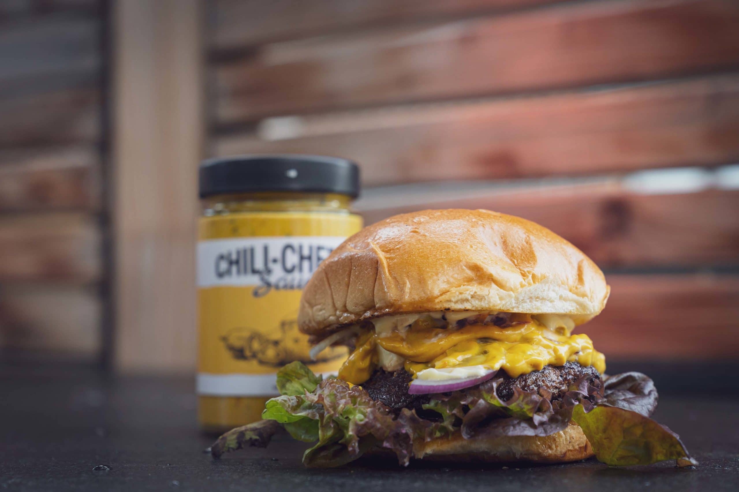 Wagyu Burger mit Chili Cheese Sauce