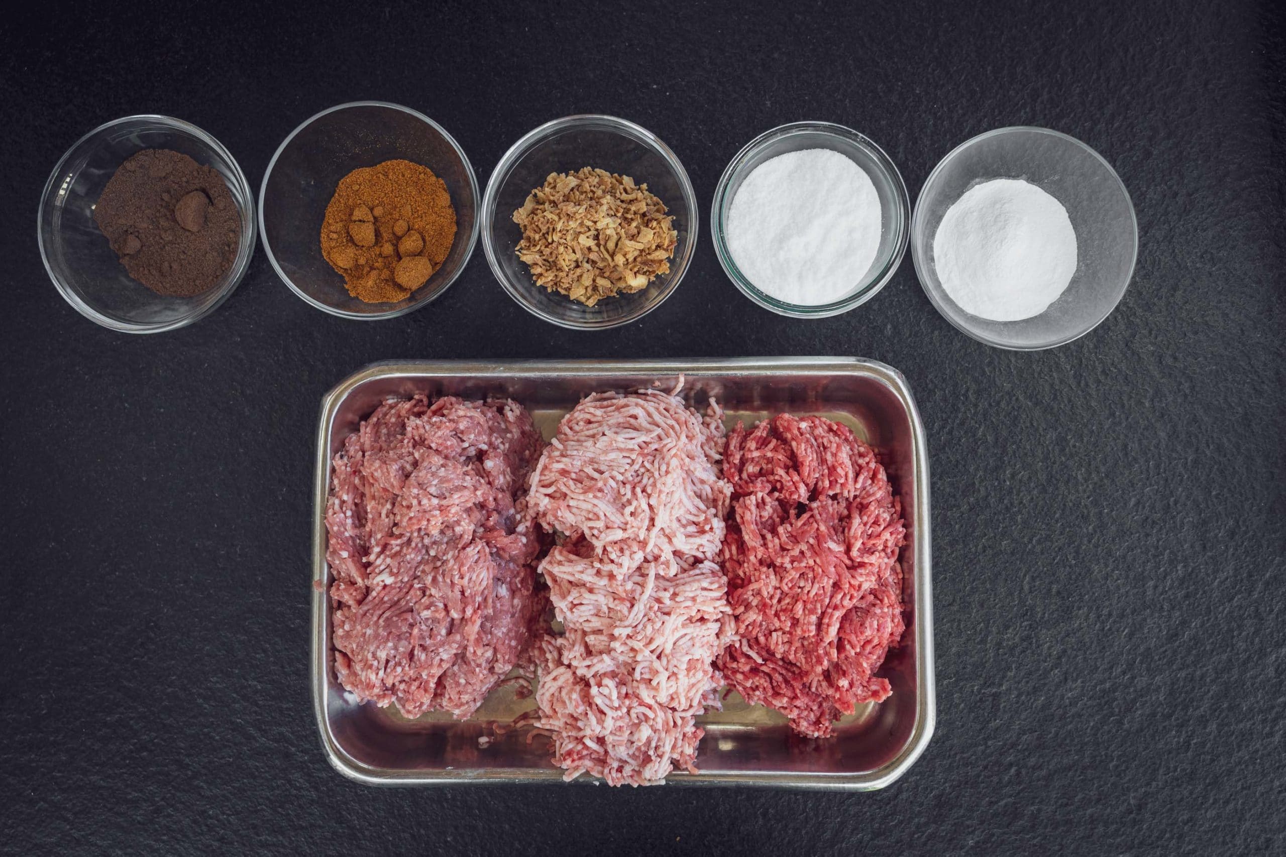 Übersicht der Zutaten für den Leberkäse