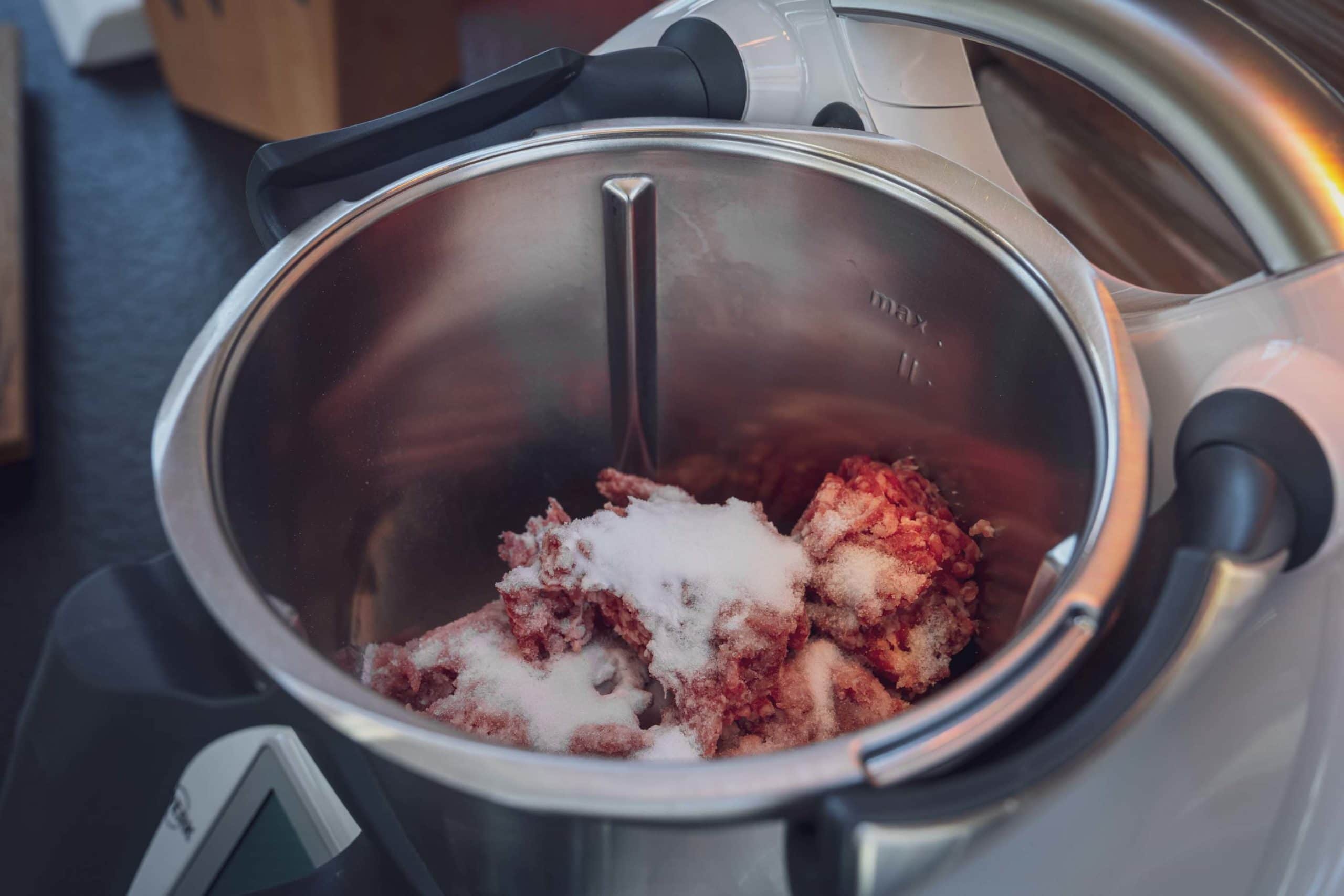 Im Kutter bzw. Mixer werden Hackfleisch und Eis ordentlich durchgemixt