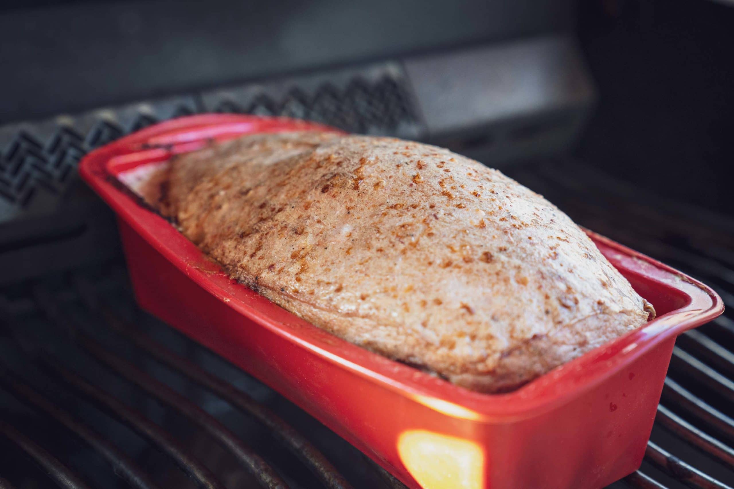 Nach dem Backen kannst du den Leberkäse aus der Silikonform stürzen