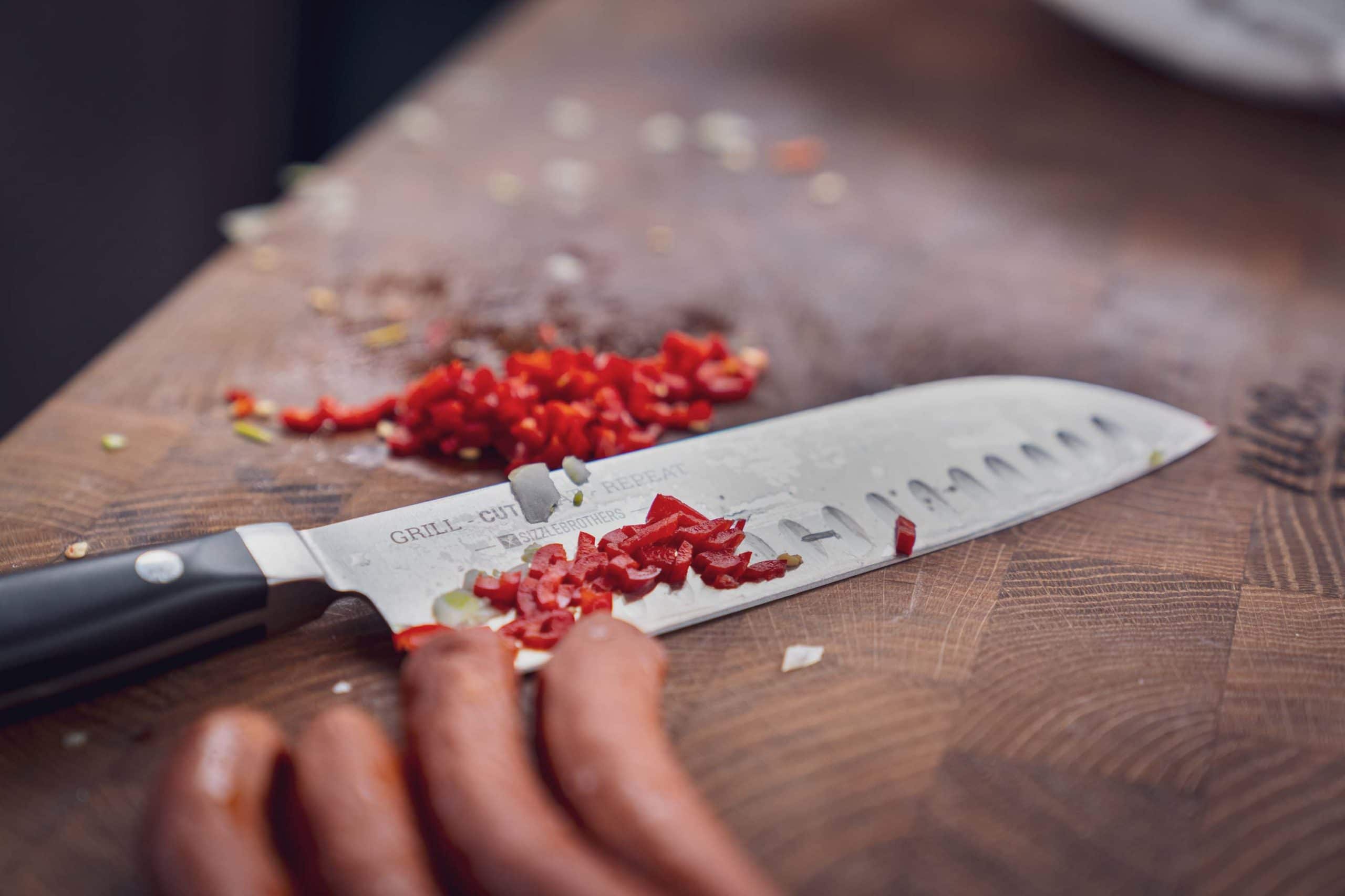 Die Chilischote fein hacken