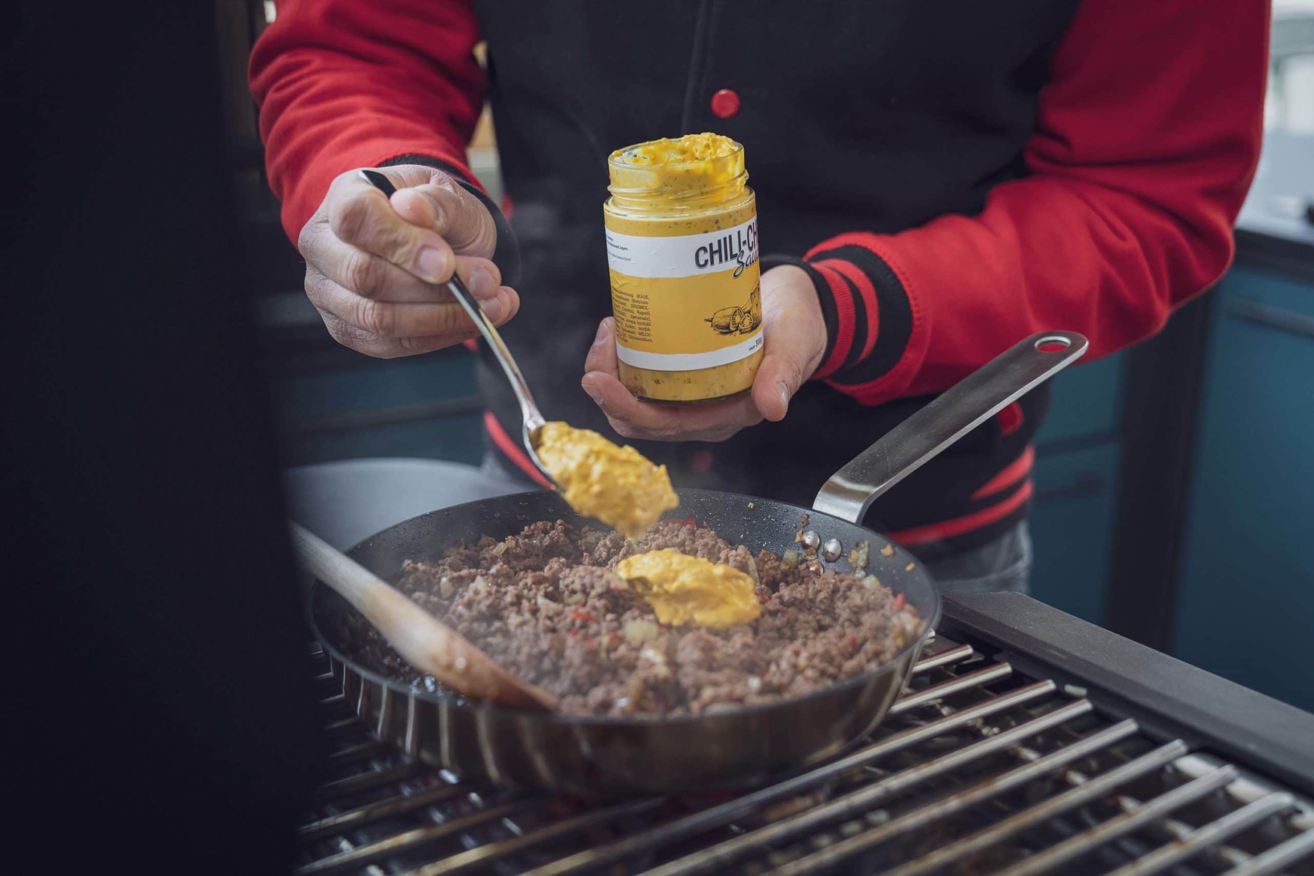 Mit der Chili Sauce vermengen