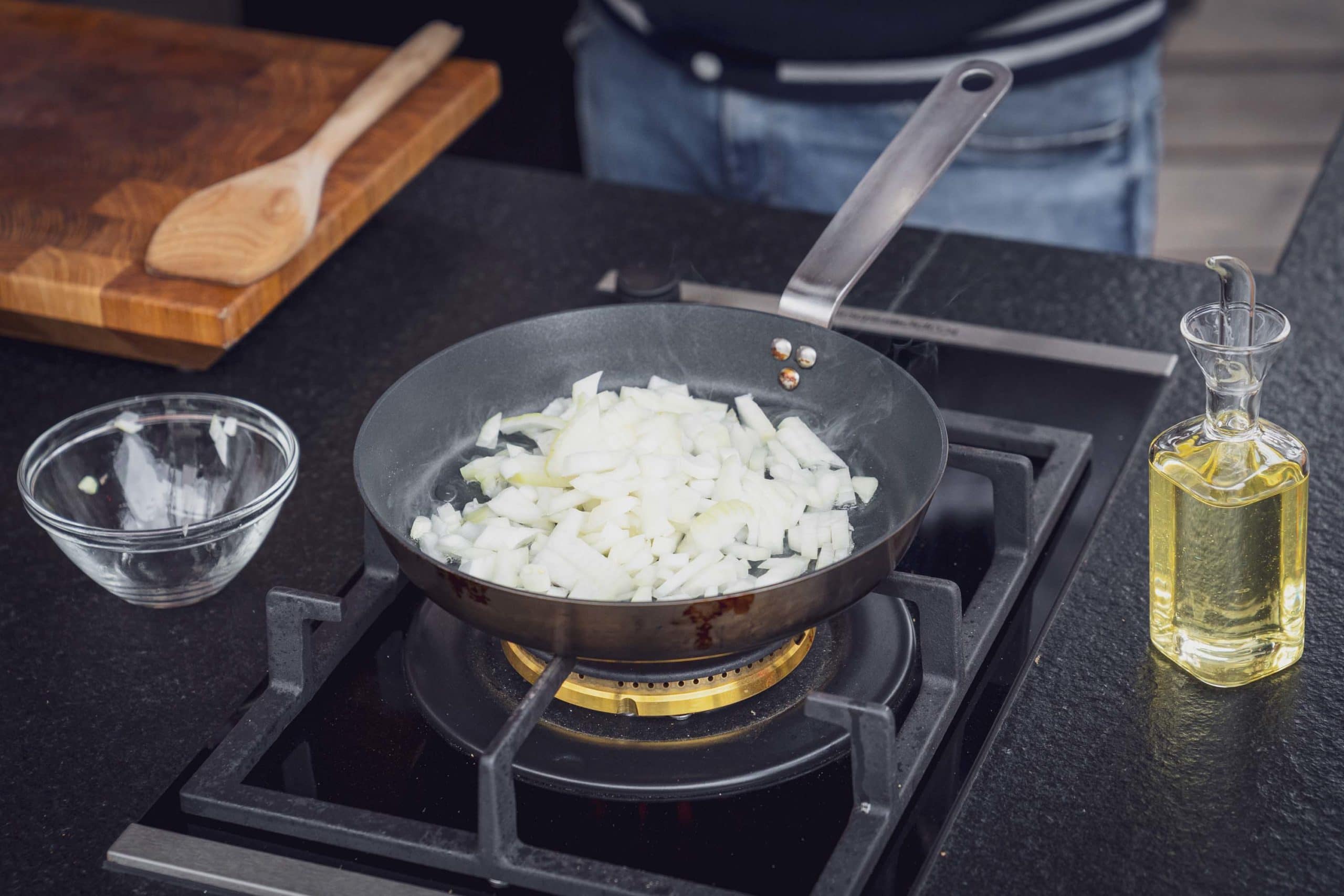 Die Zwiebeln werden glasig gebraten