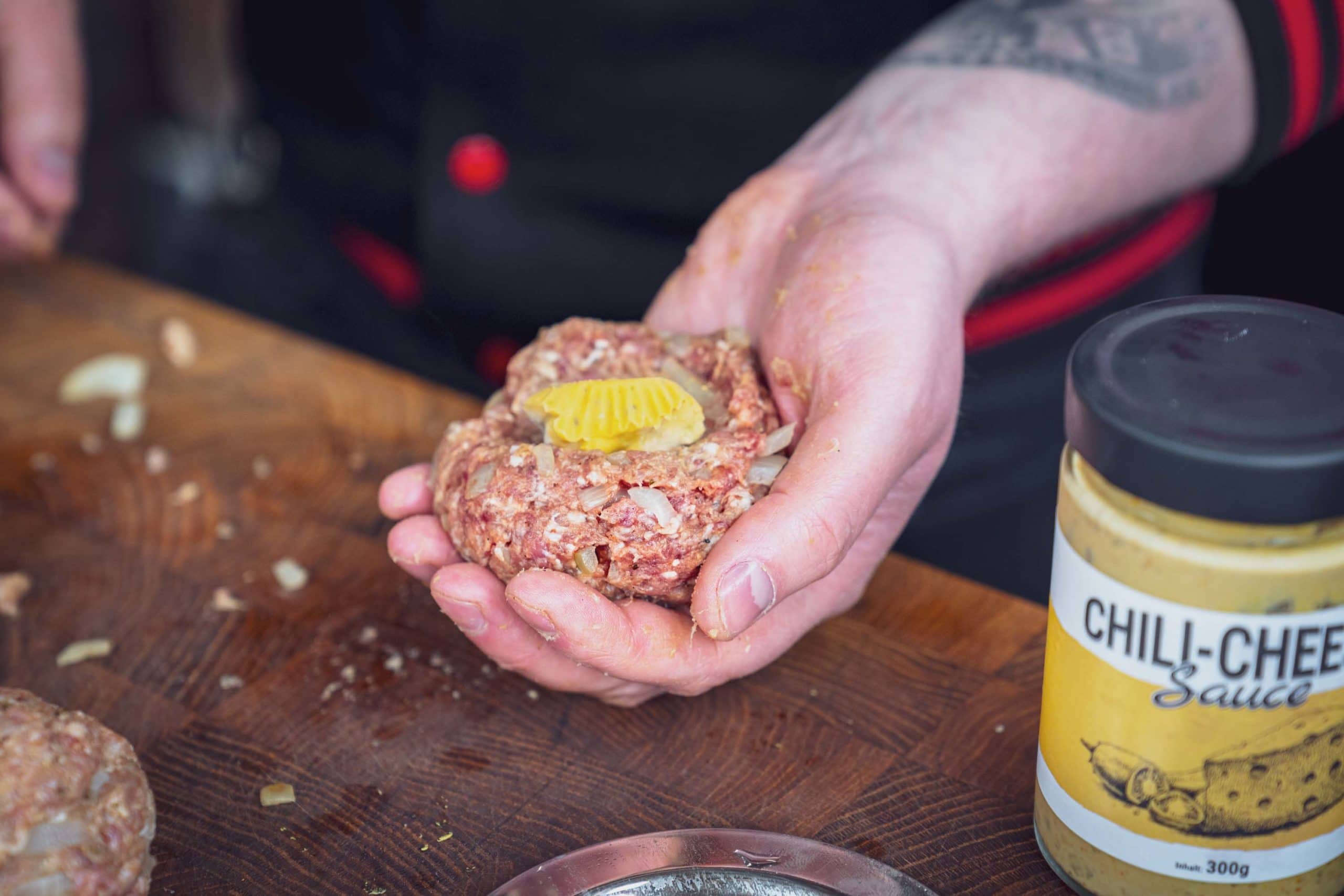 Die gefrorene Chili Cheese Sauce in die Mitte des Hackfleischs geben