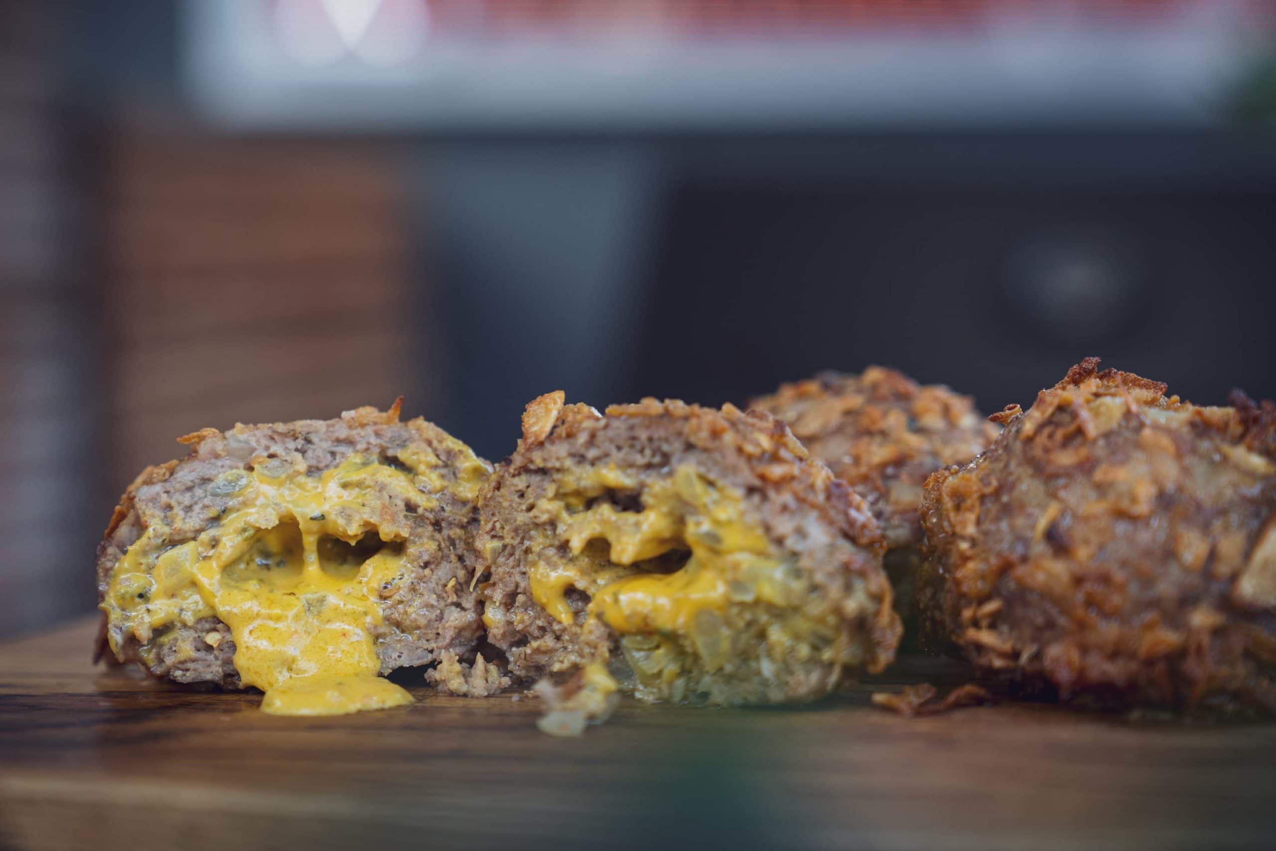 Lecker Frikadellen mit Chili-Cheese Füllung