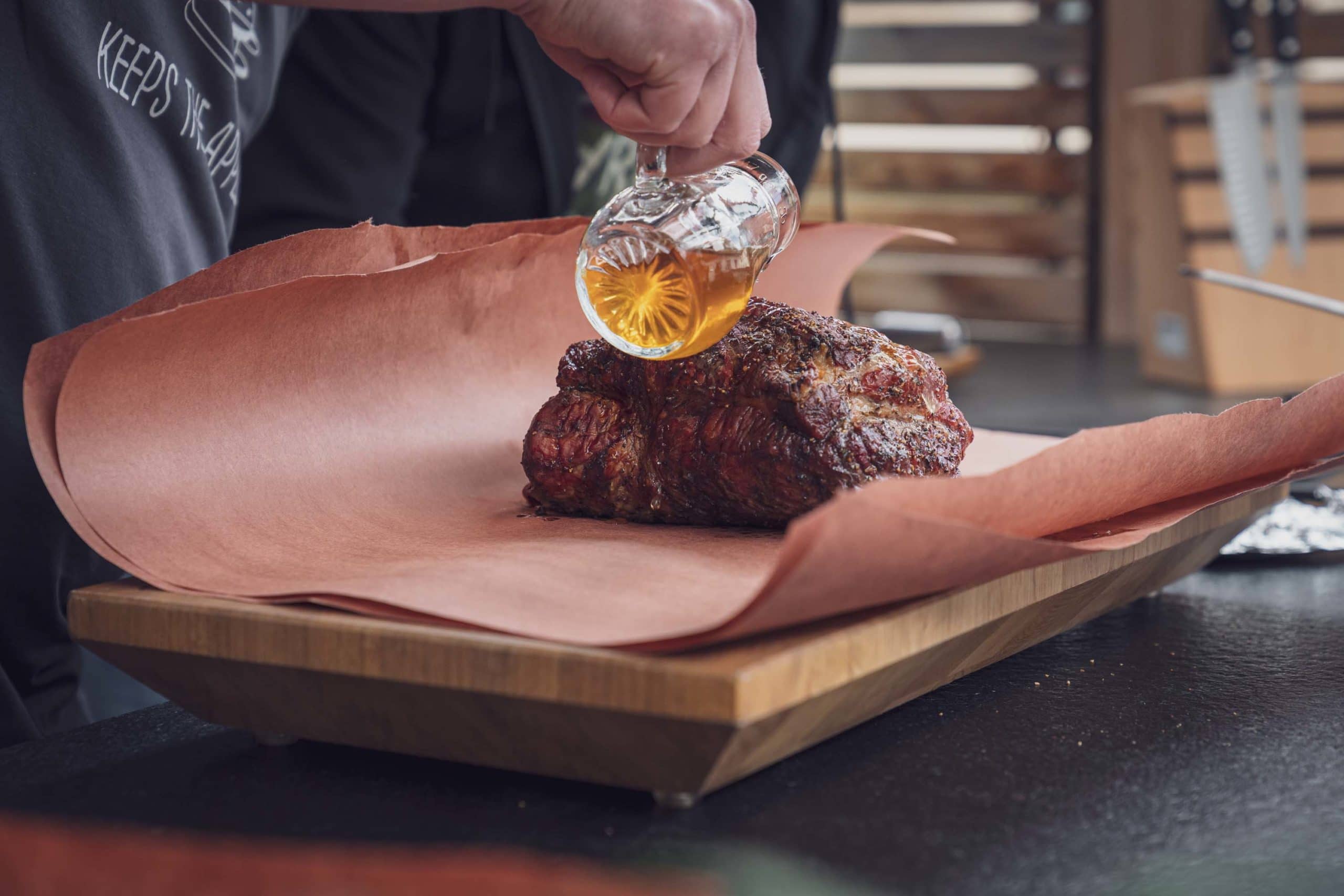 Schweinenacken in Butcher Paper mit etwas Flüssigkeit übergießen