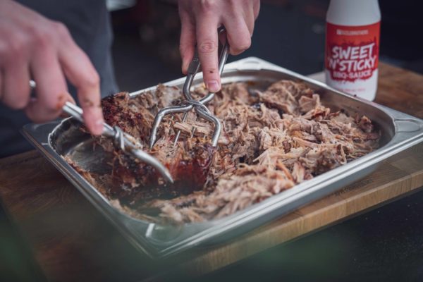 Pulled Pork vom Gasgrill wird gerupft