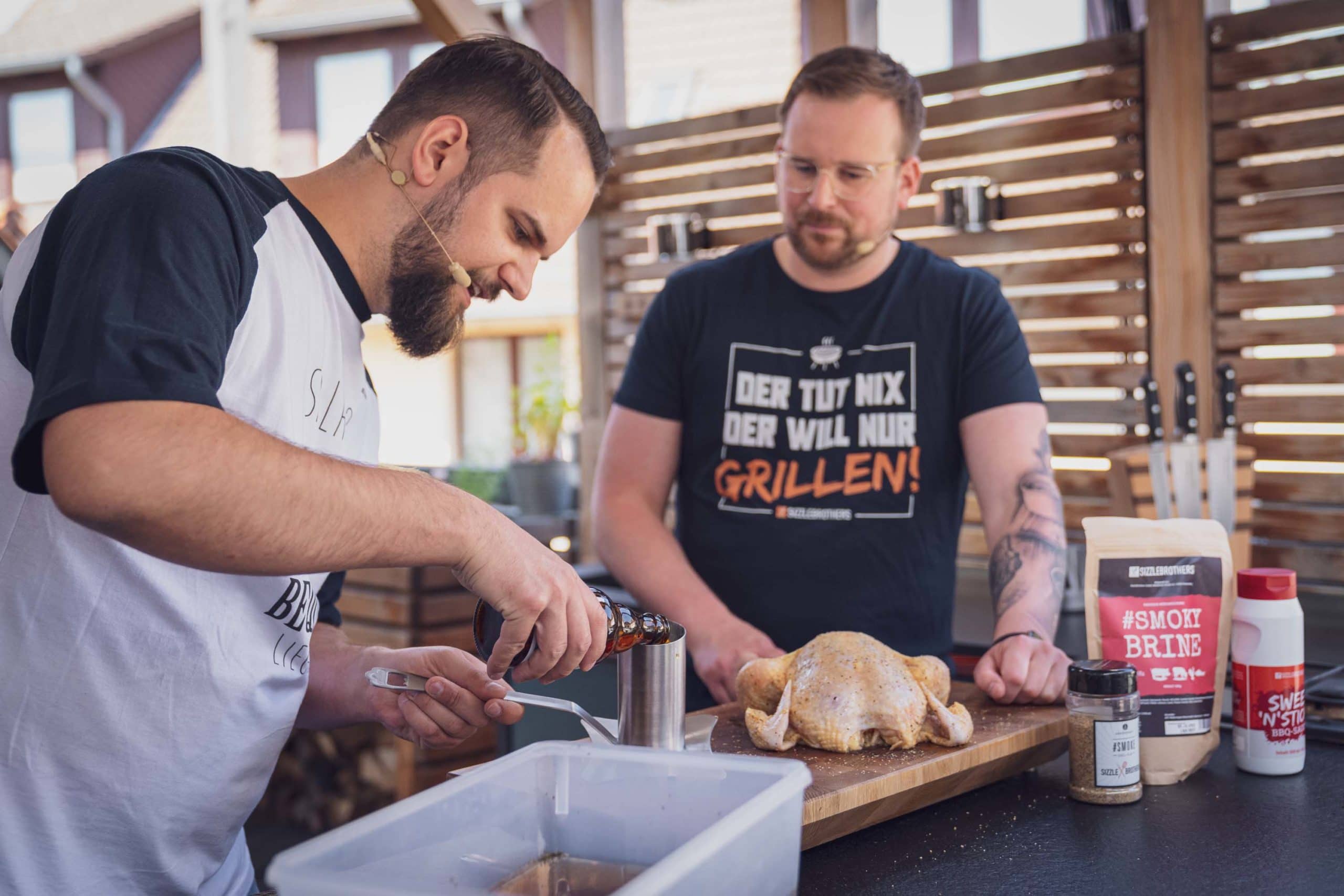 Bier für das Brathähnchen wird eingeschenkt