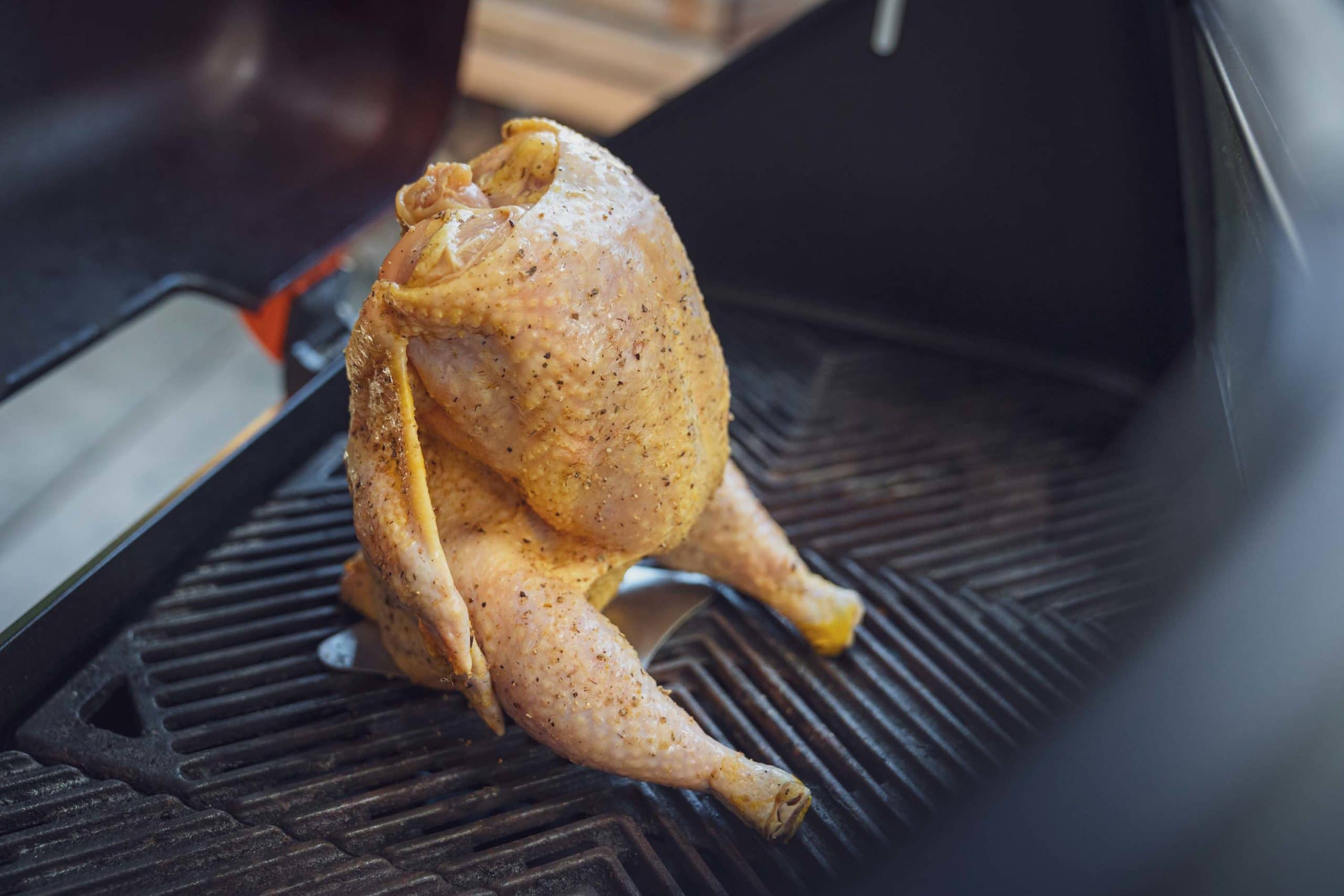 Das Beer Can Chicken "sitzt" auf dem Grill