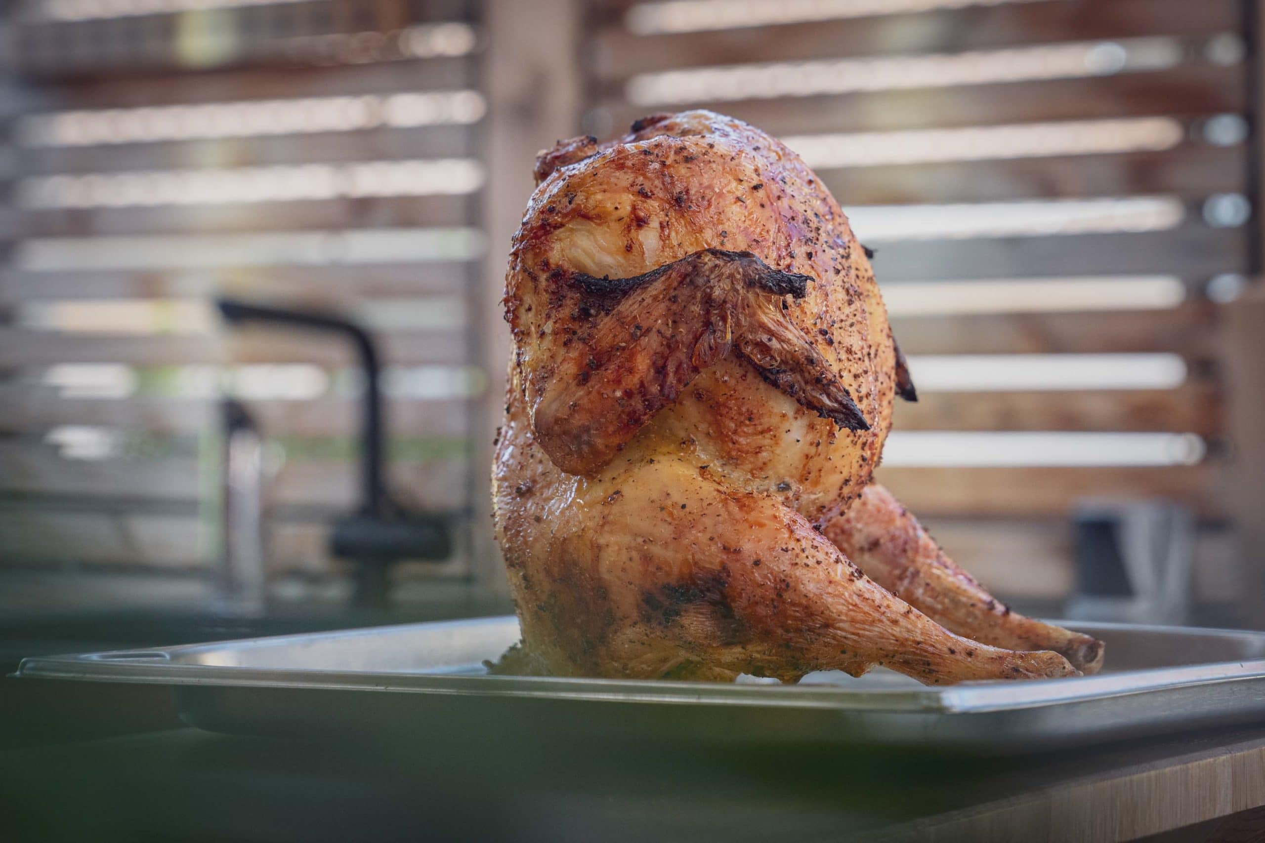 Gut gebräunt und mit krosser Haut präsentiert sich das Beer Can Chicken