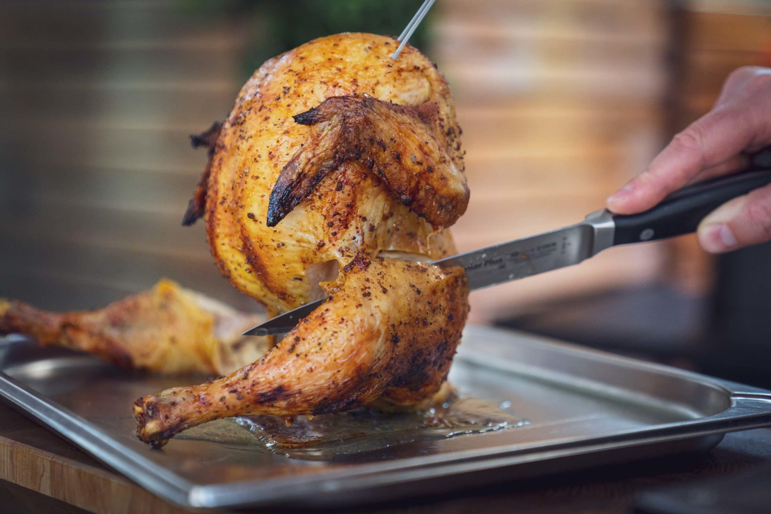 Beer Can Chicken wird angeschnitten