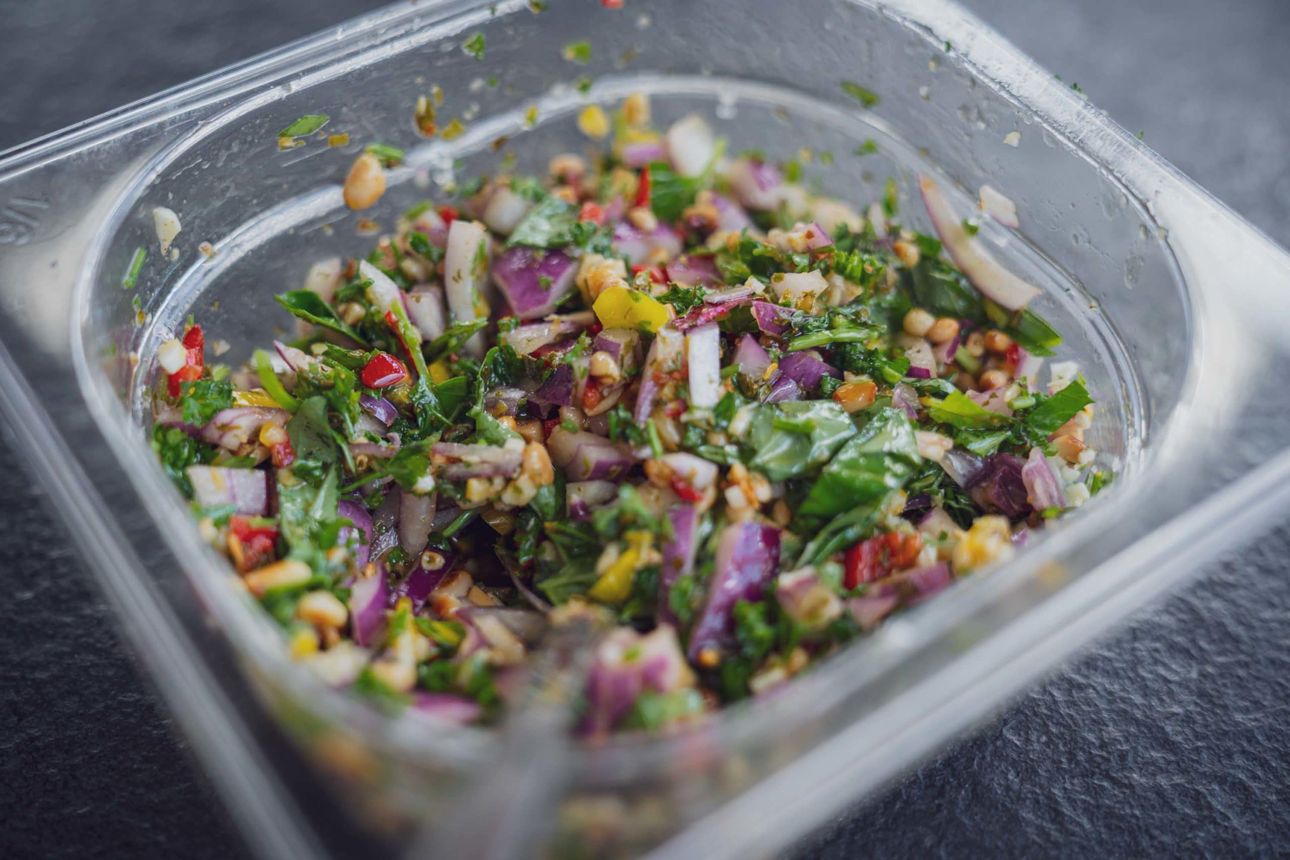 Chimichurri an einer Schale