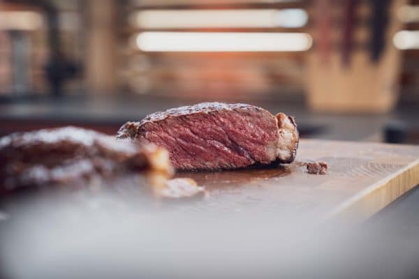 Aufgeschnittenes Rib Eye Steak vom Grill
