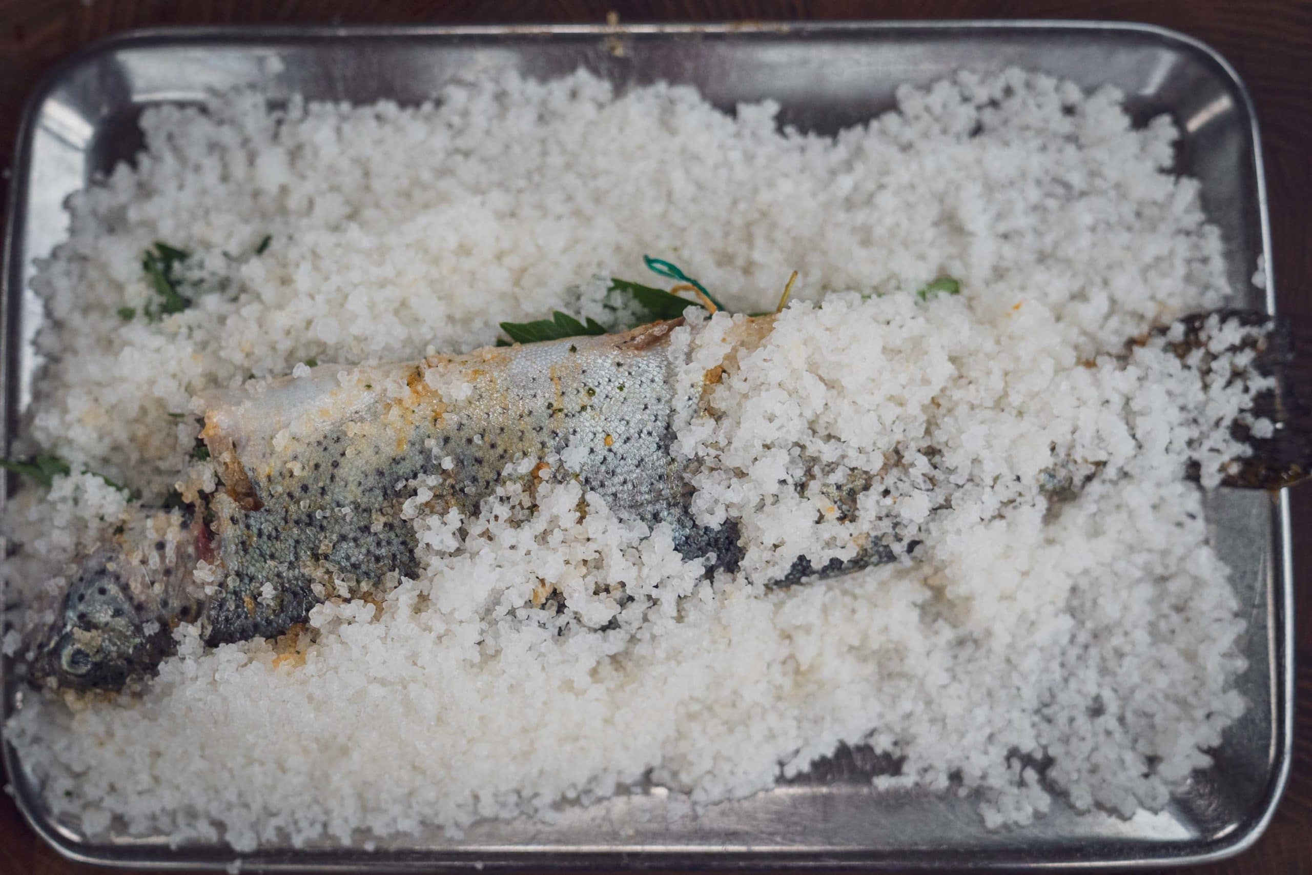 Die Forelle wird in Salz eingepackt