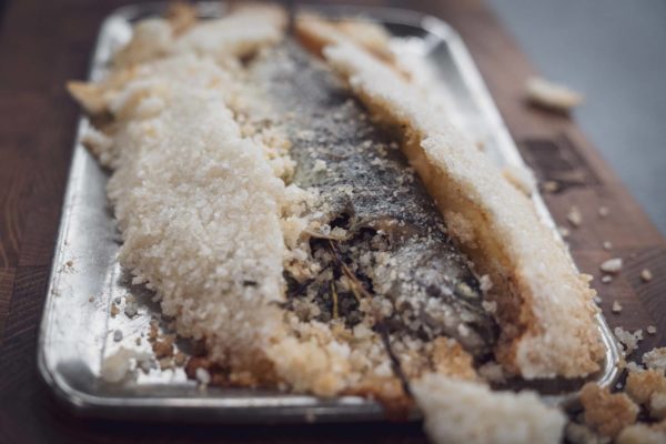 Fisch in Salzkruste zubereiten