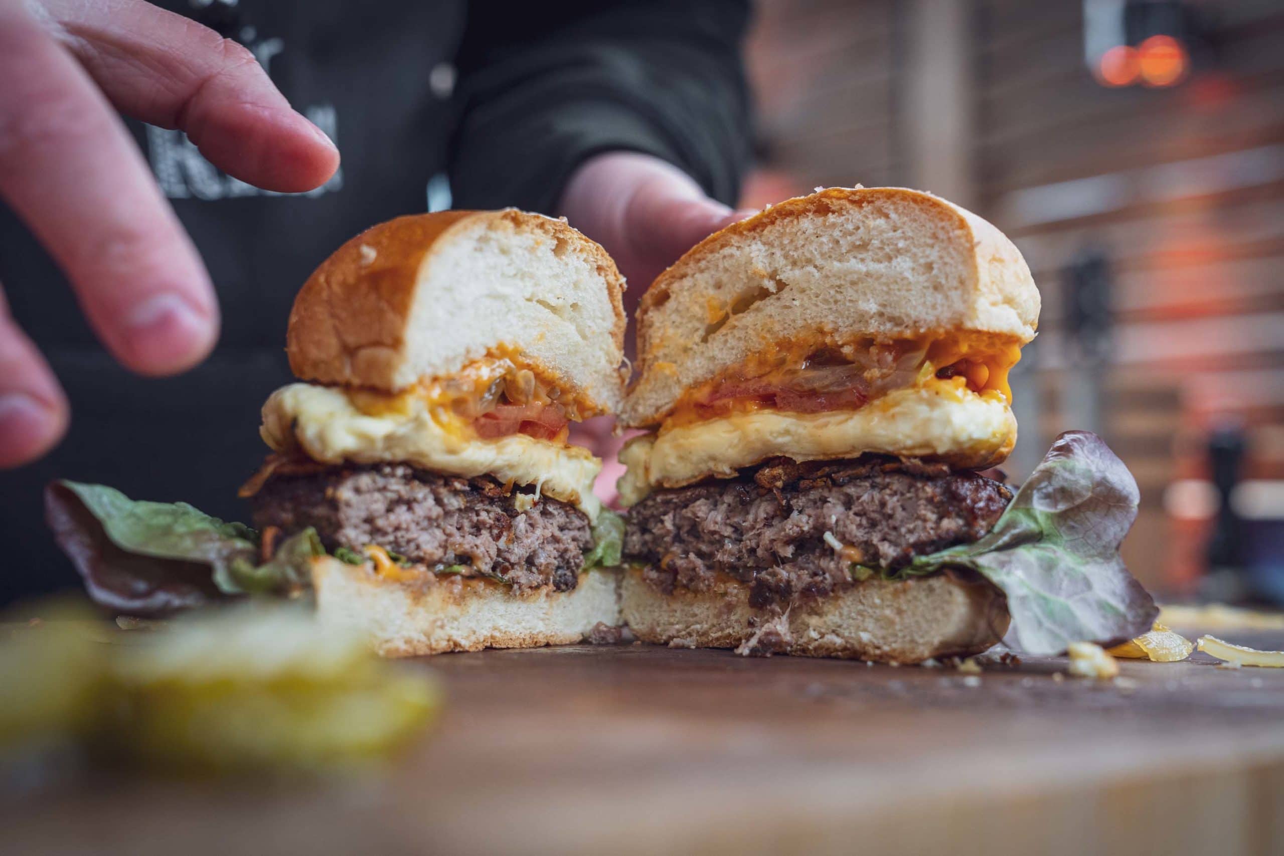 Ein leckerer Cheeseburger wurde aufgeschnitten