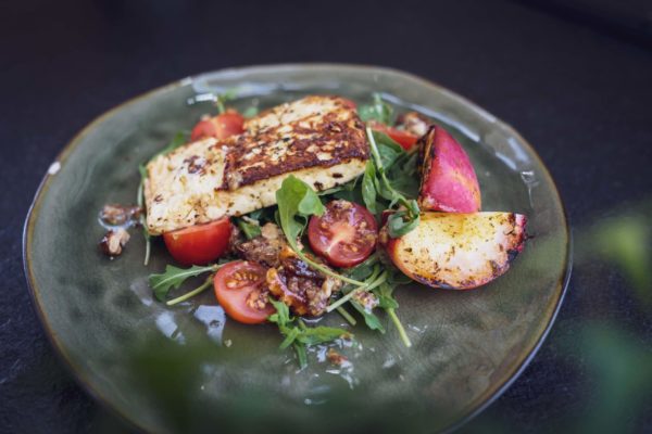 Grillsalat mit Grillkäse - perfekte Beilage zum Grillen