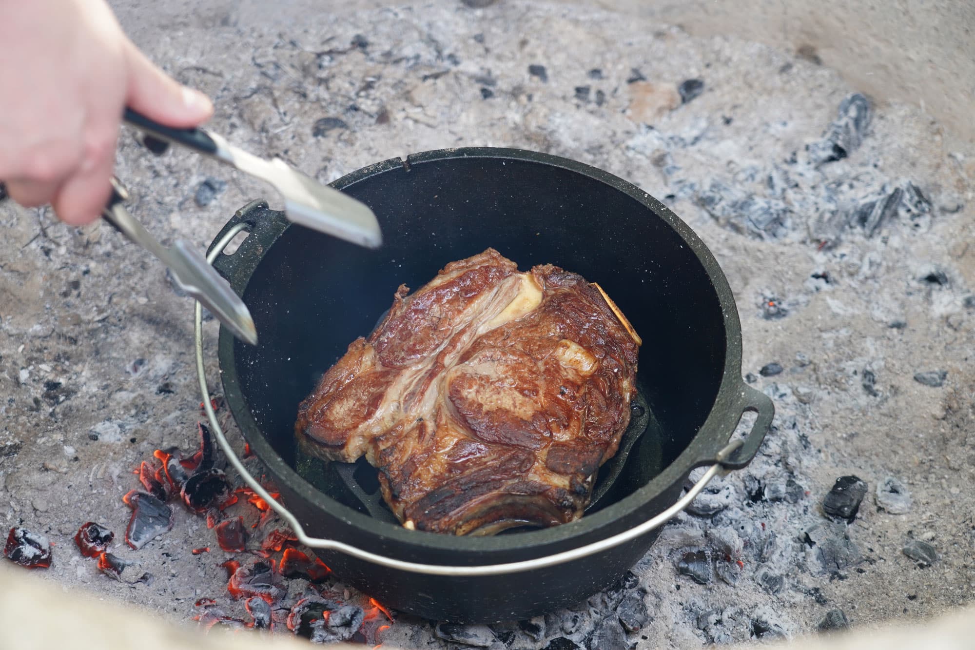 Das Steak wird nach dem Angrillen indirekt gegrillt