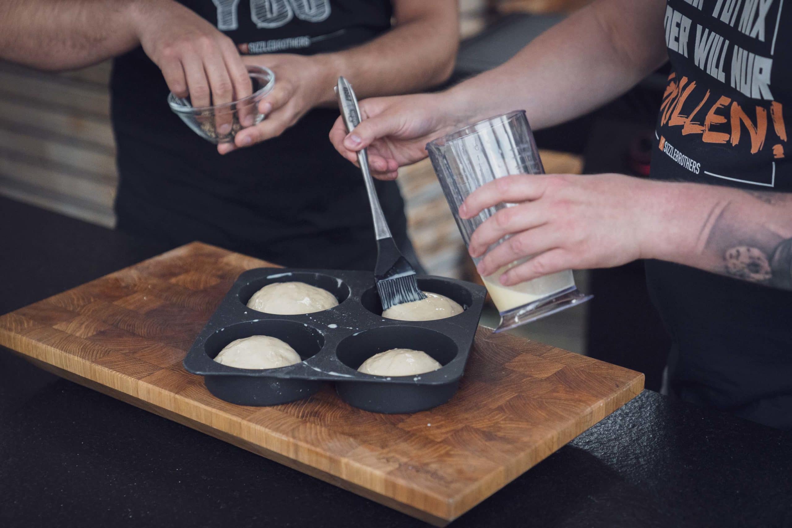 Burger Brötchen mit Ei einstreichen