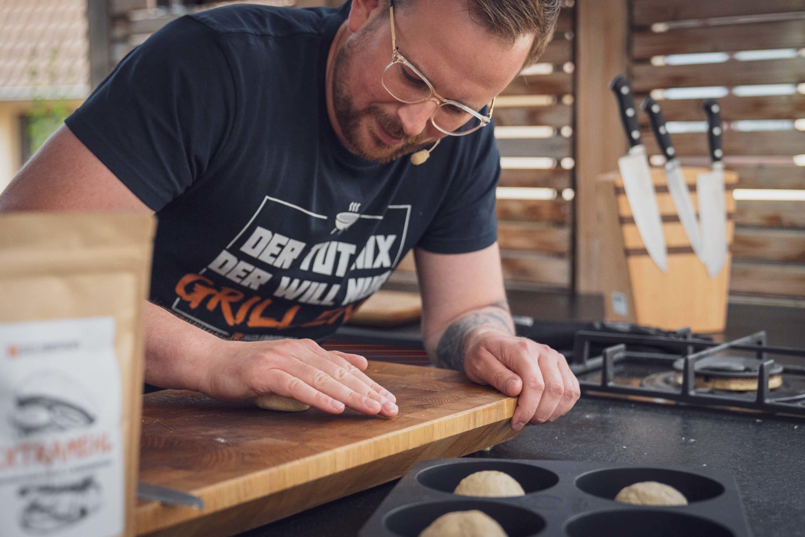 Julian schleift die Burger Buns