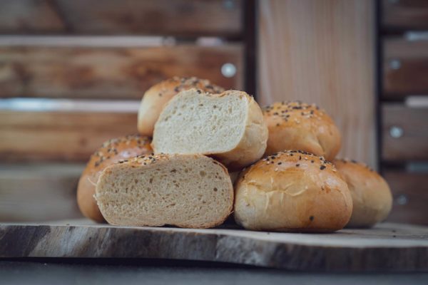 Selbstgemachte Burger Brötchen auf einem Brett