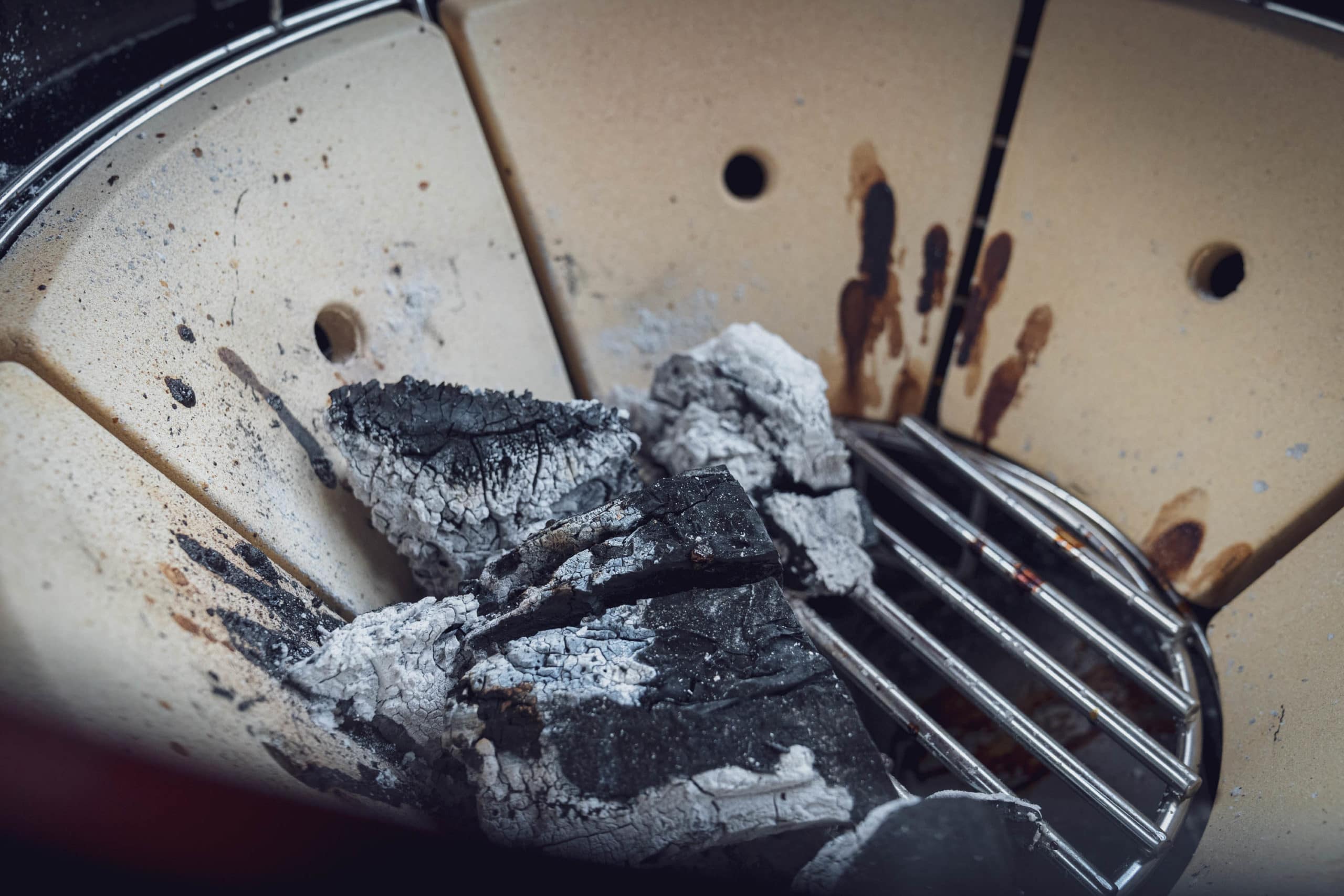 Die Kohle kann für indirektes Grillen einseitig angeordnet werden