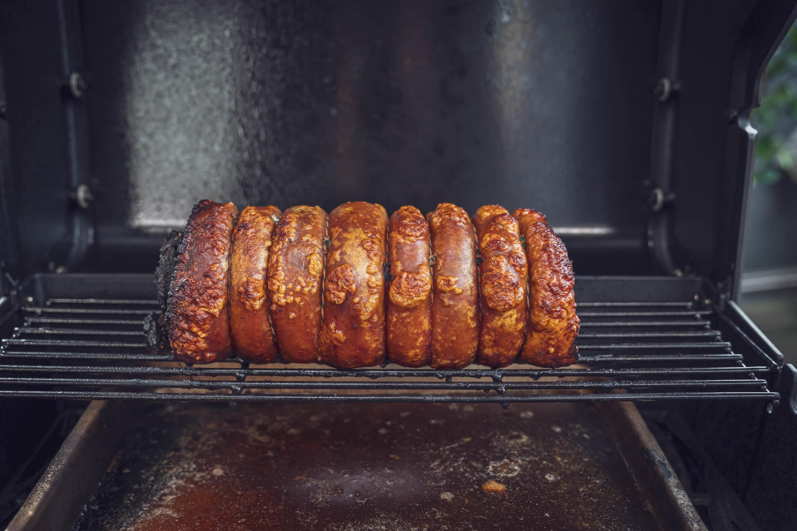 Der Rollbraten hat eine großartige Kruste bekommen