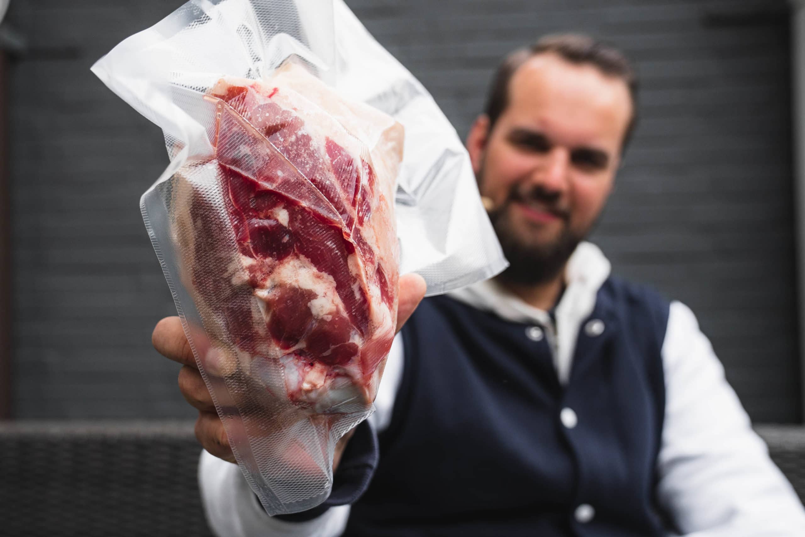 Hannes präsentiert die Schweinehaxe Sous vide