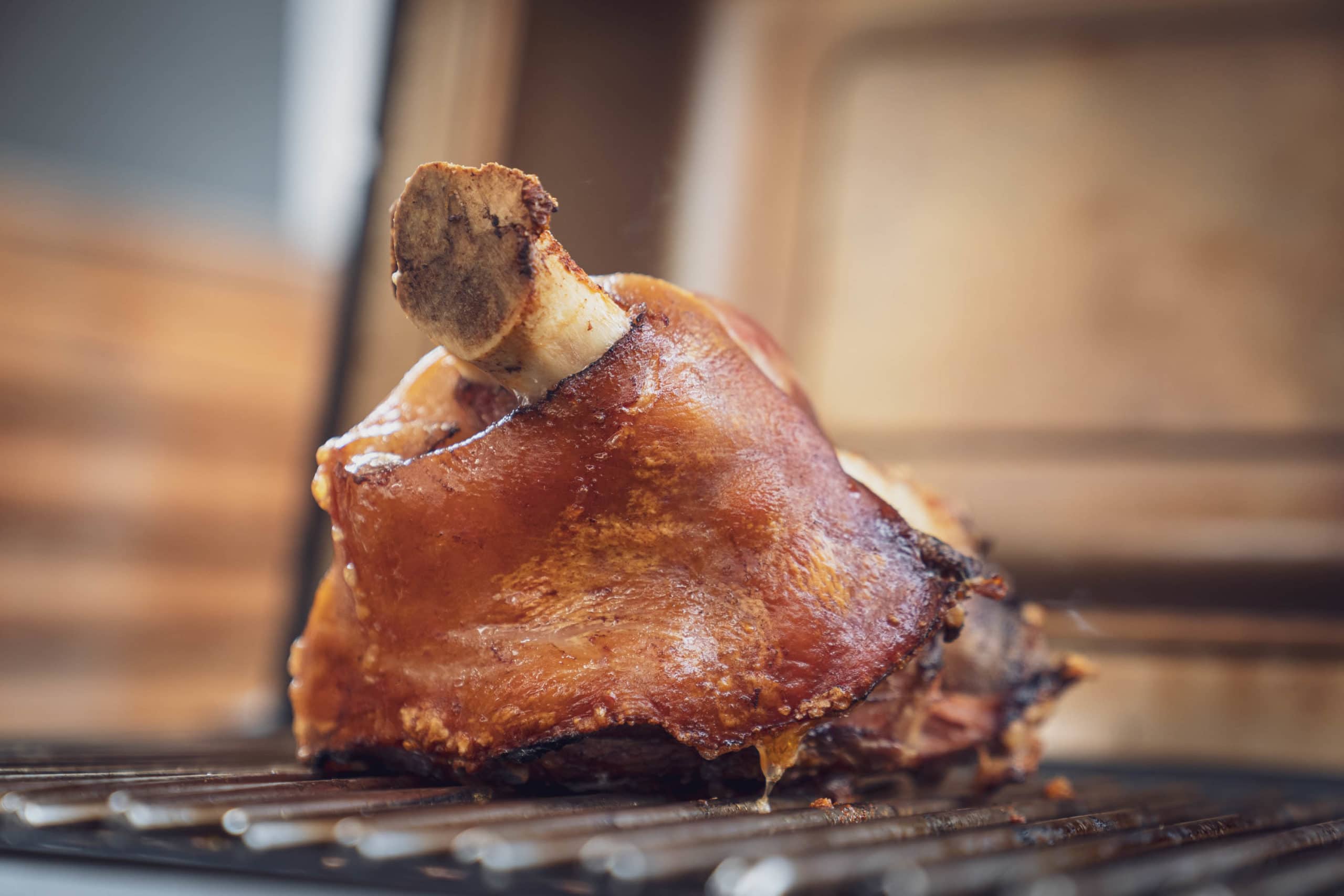 Die Haxe liegt auf dem Grill