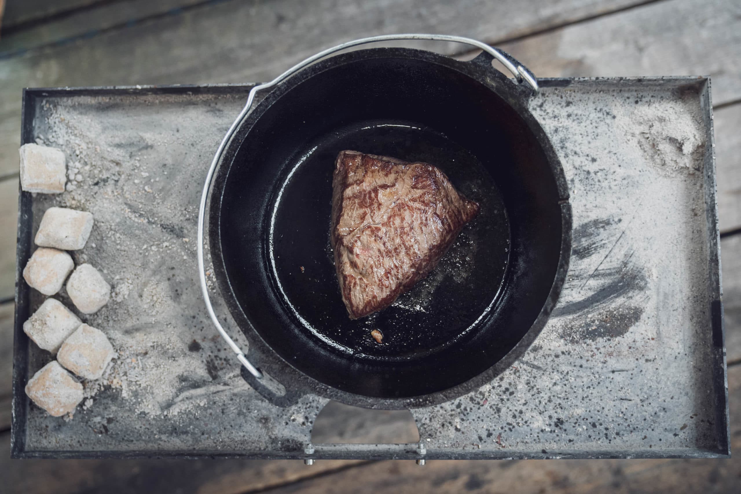 Das Fleisch von allen Seiten anbraten