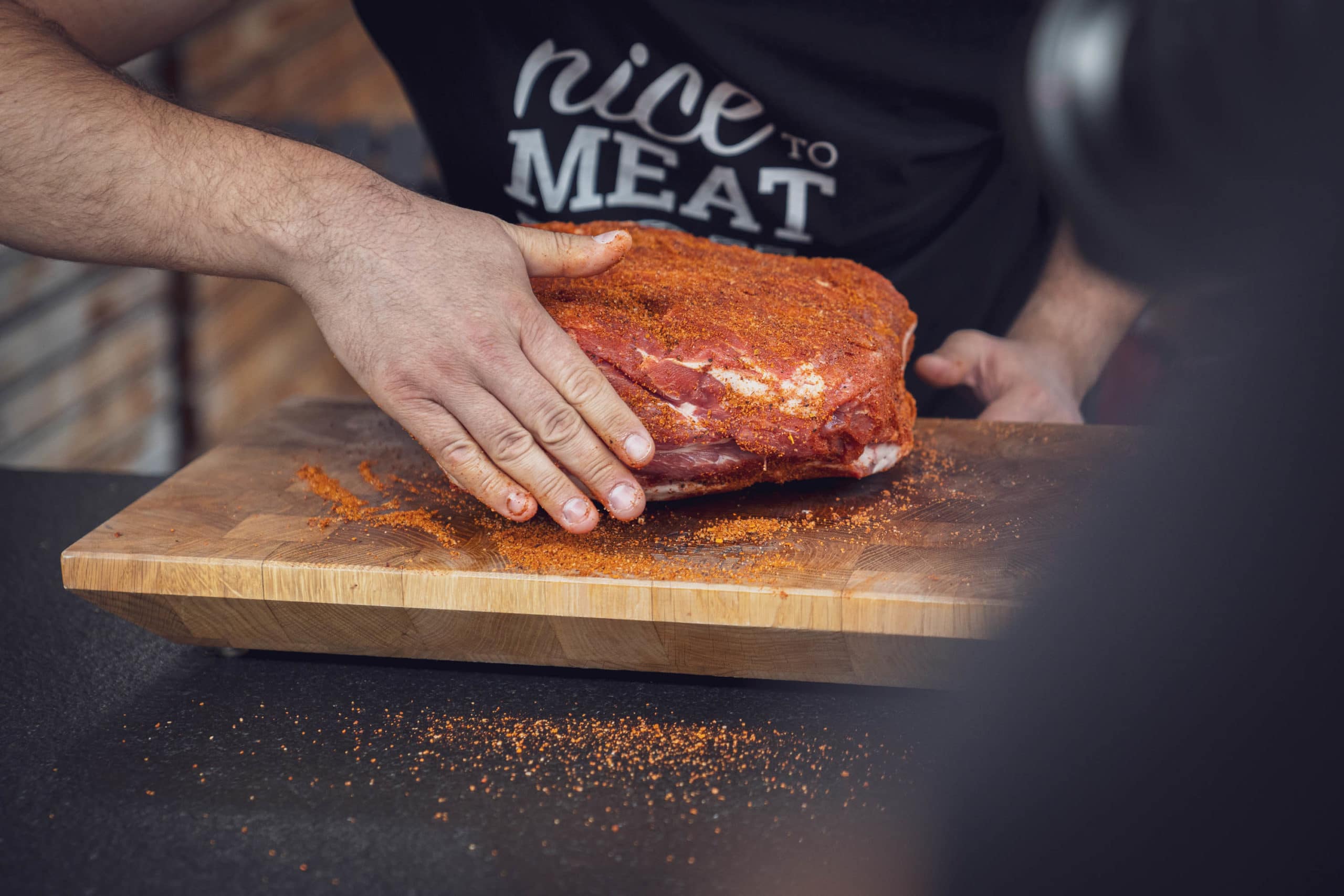 Feisch für Pulled Pork mit BBQ-Rub würzen