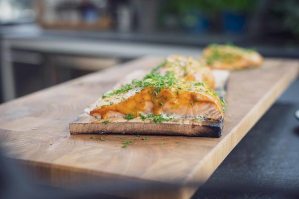 Gegrillter Lachs auf der Planke